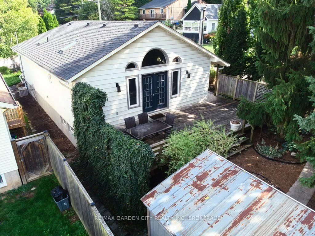 33 Dundas Crescent