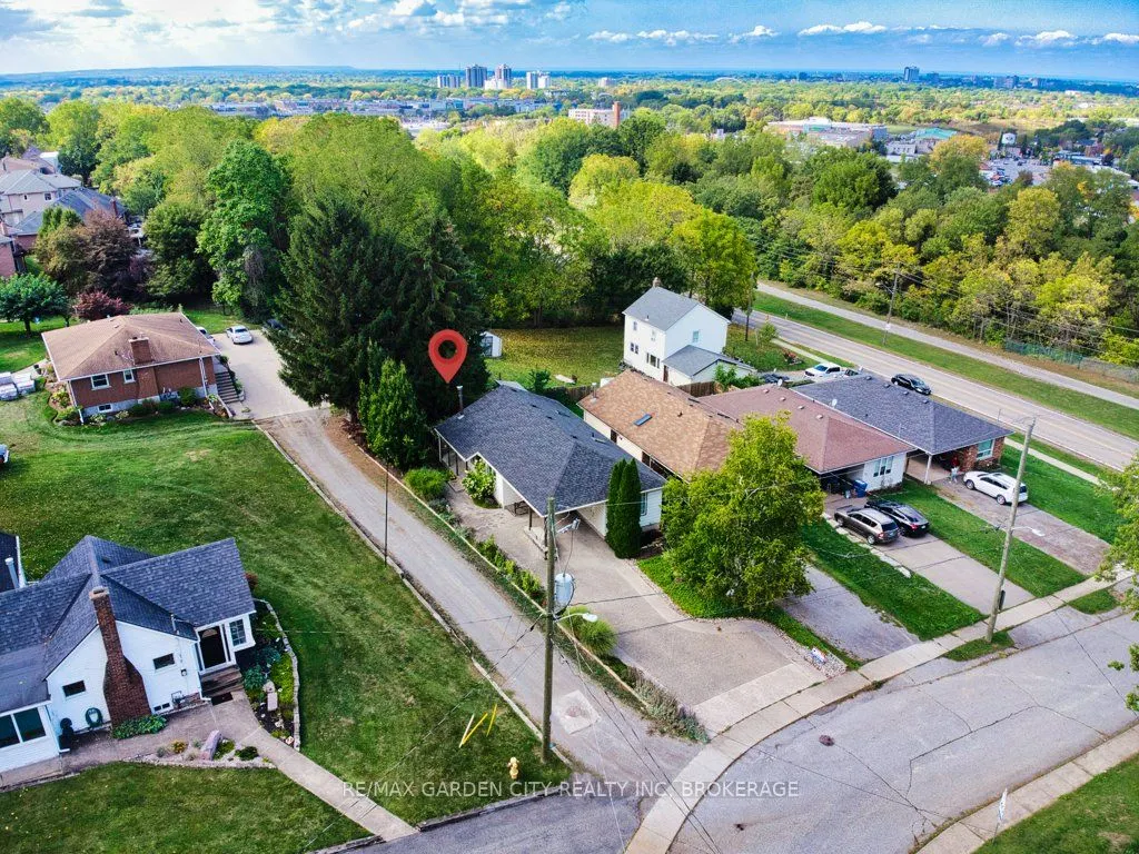 33 Dundas Crescent