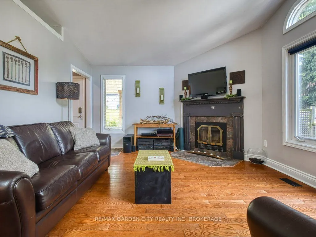 33 Dundas Crescent