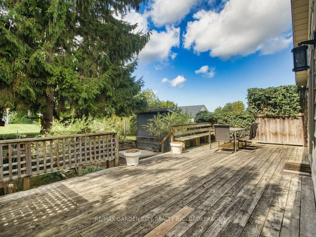 33 Dundas Crescent