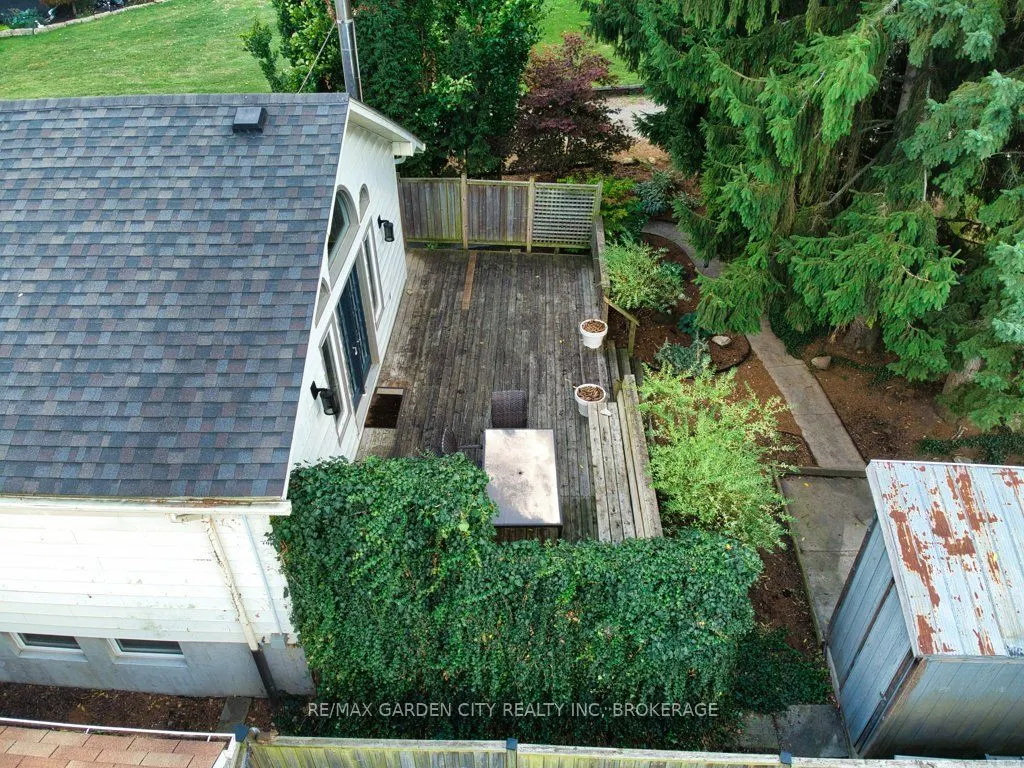 33 Dundas Crescent