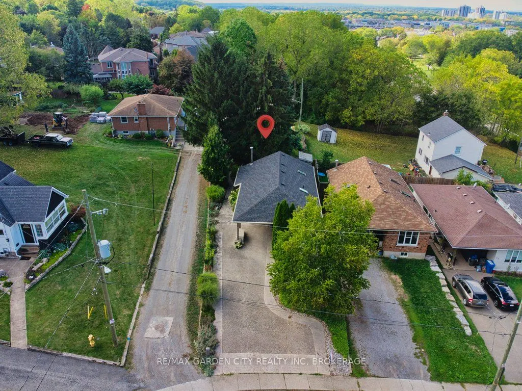 33 Dundas Crescent
