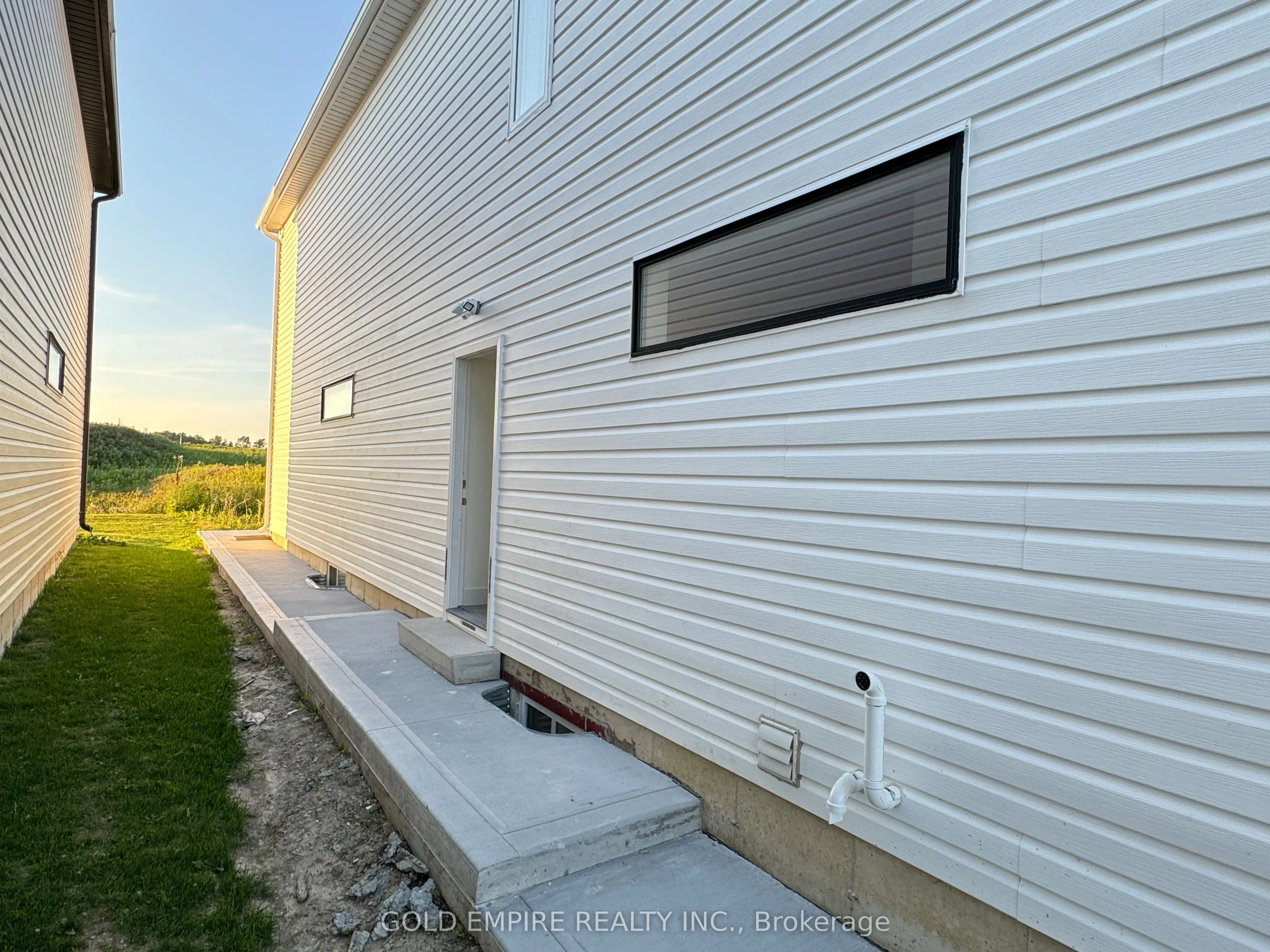 1588 Capri Crescent, #LOWER