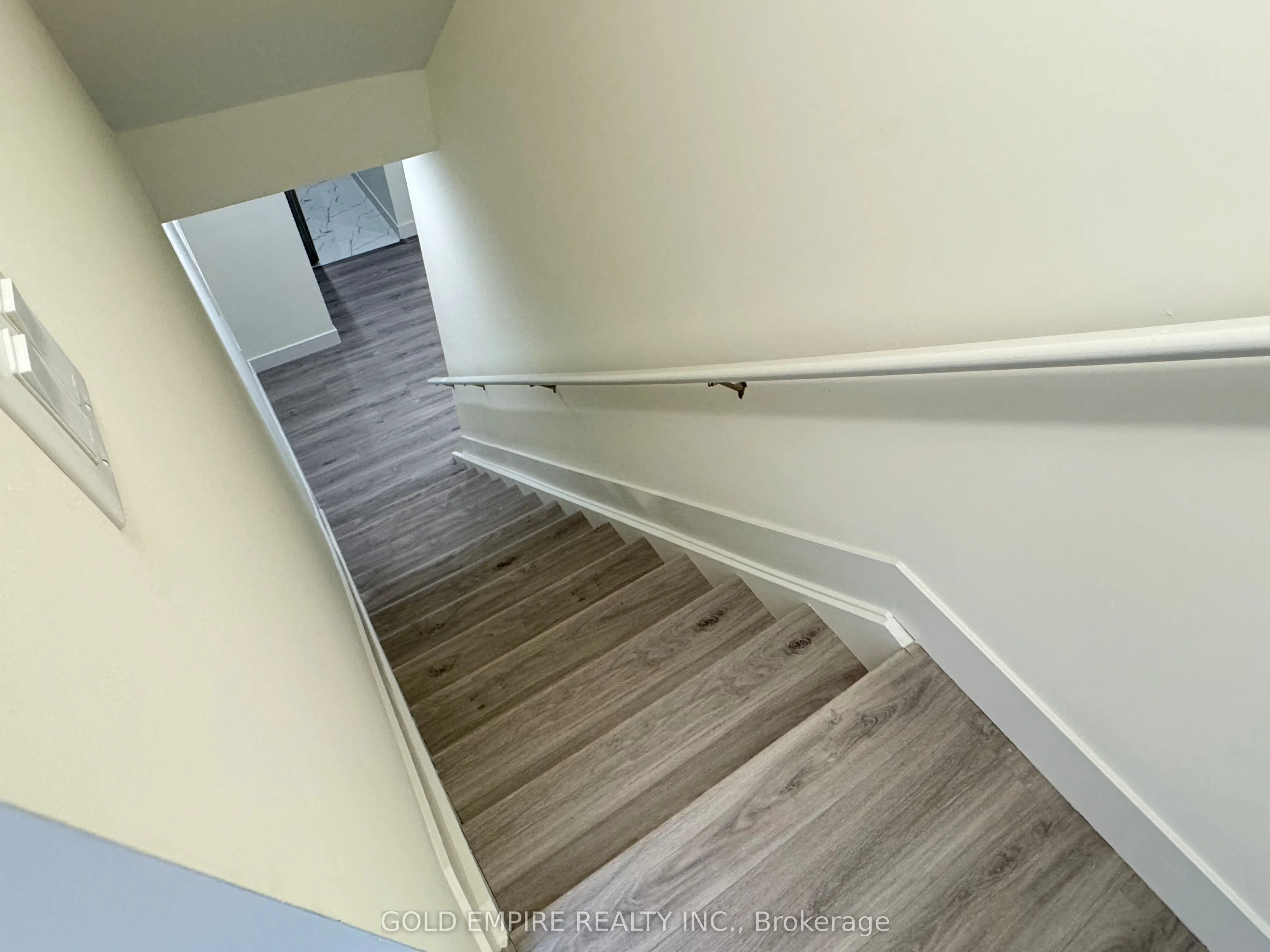 1588 Capri Crescent, #LOWER