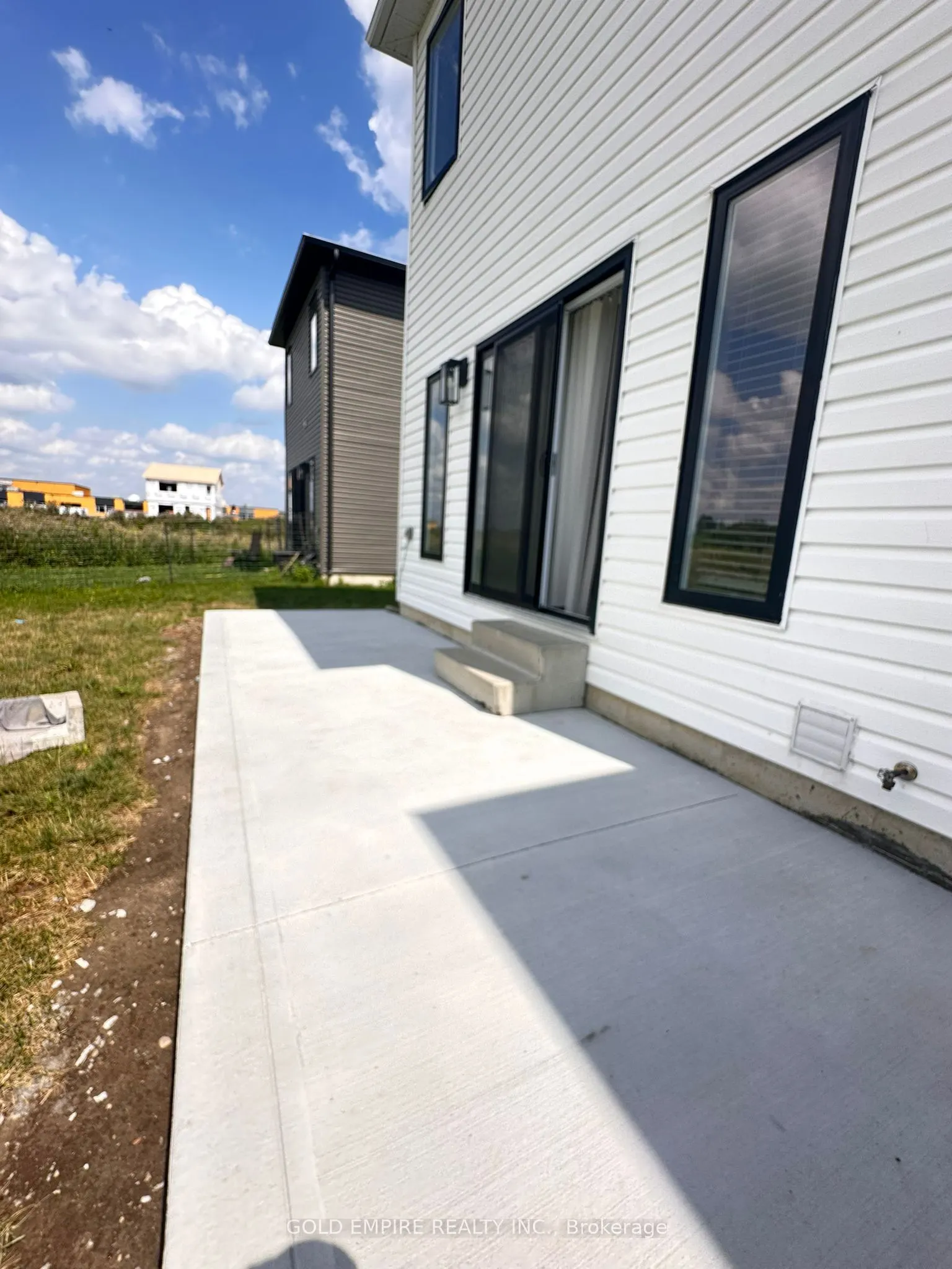 1588 Capri Crescent, #LOWER