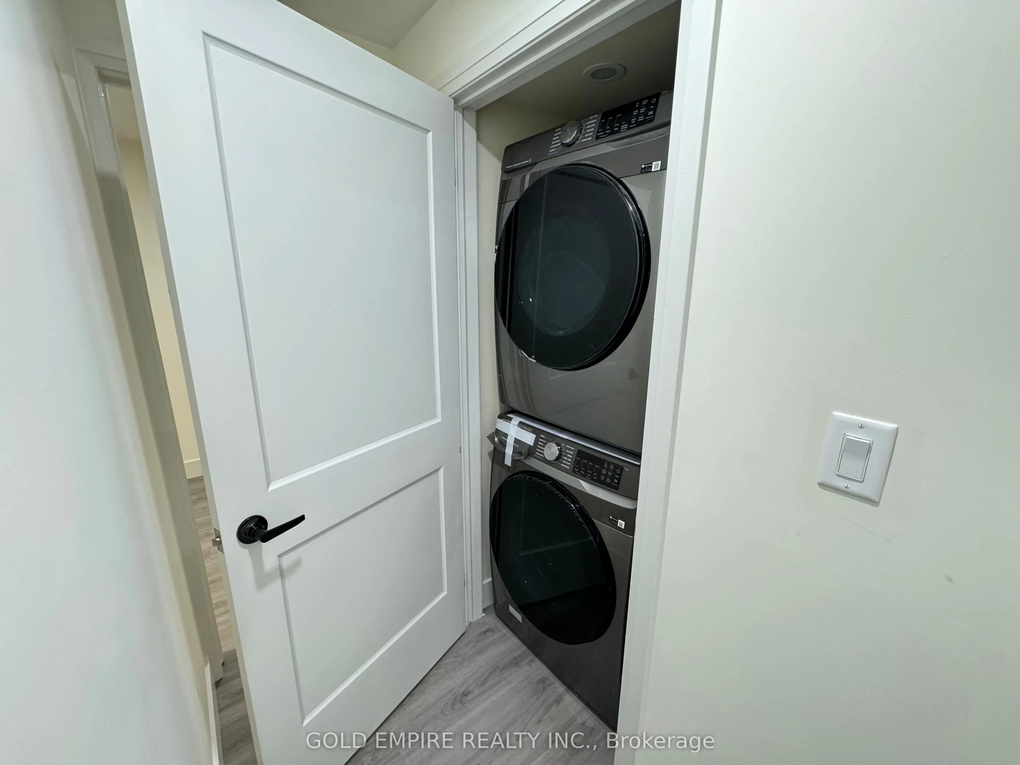 1588 Capri Crescent, #LOWER