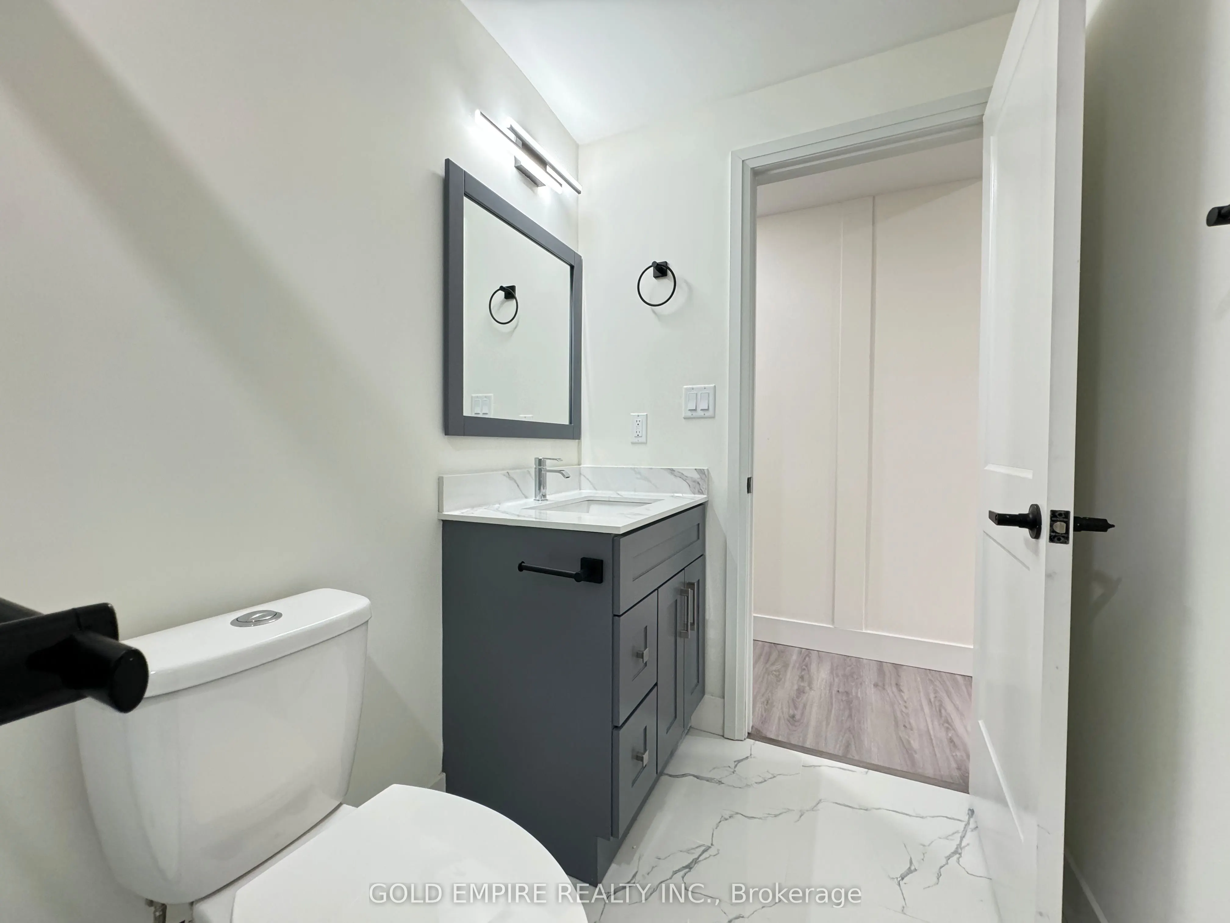 1588 Capri Crescent, #LOWER