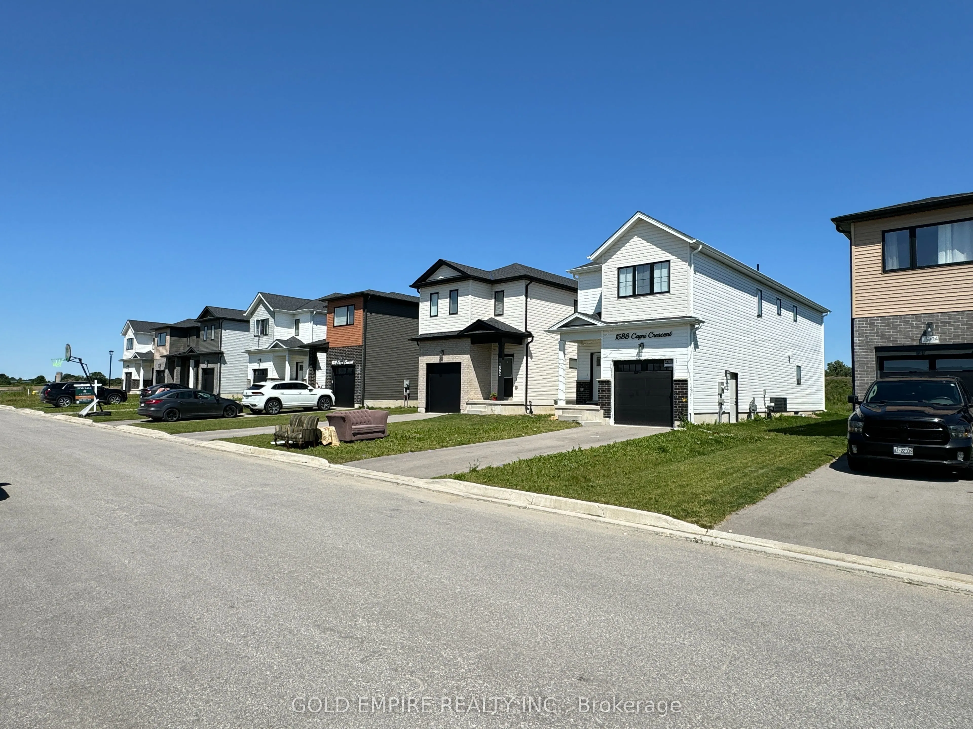 1588 Capri Crescent, #LOWER