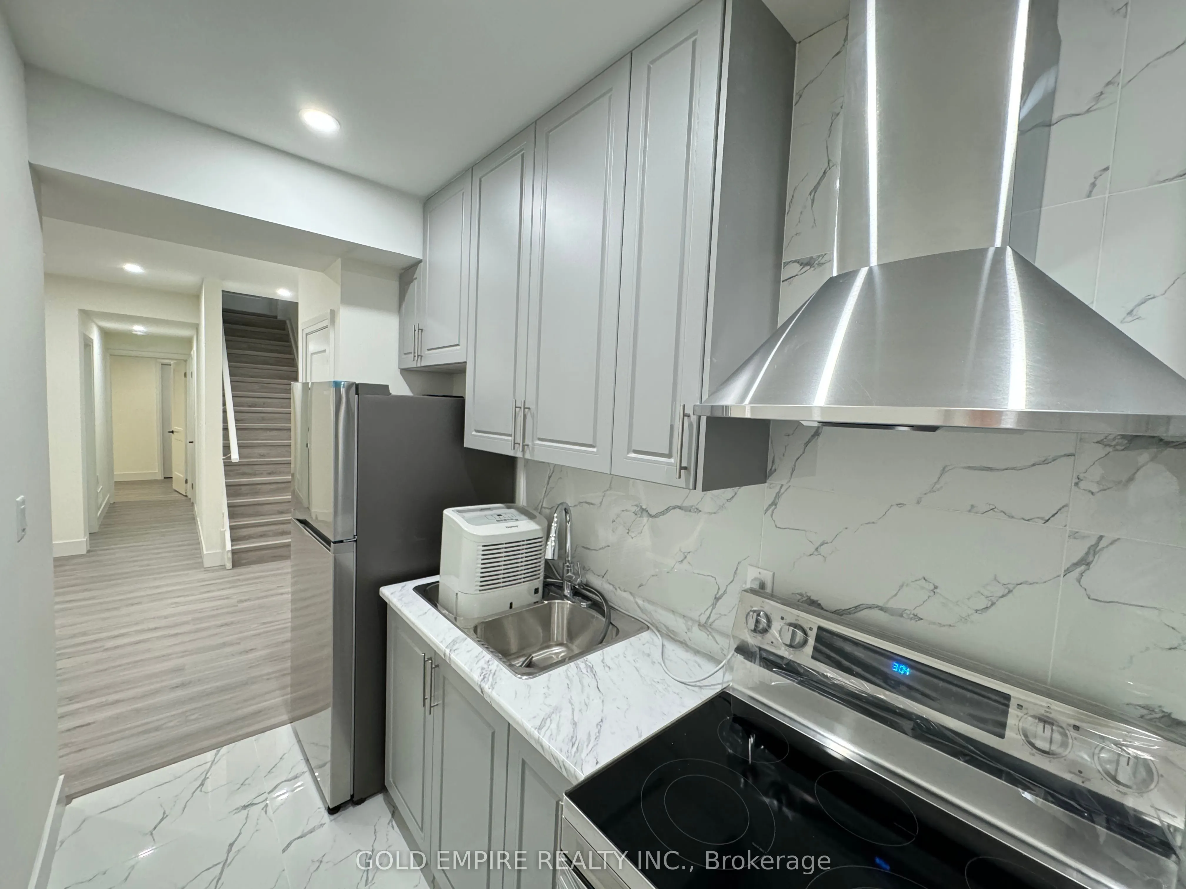 1588 Capri Crescent, #LOWER