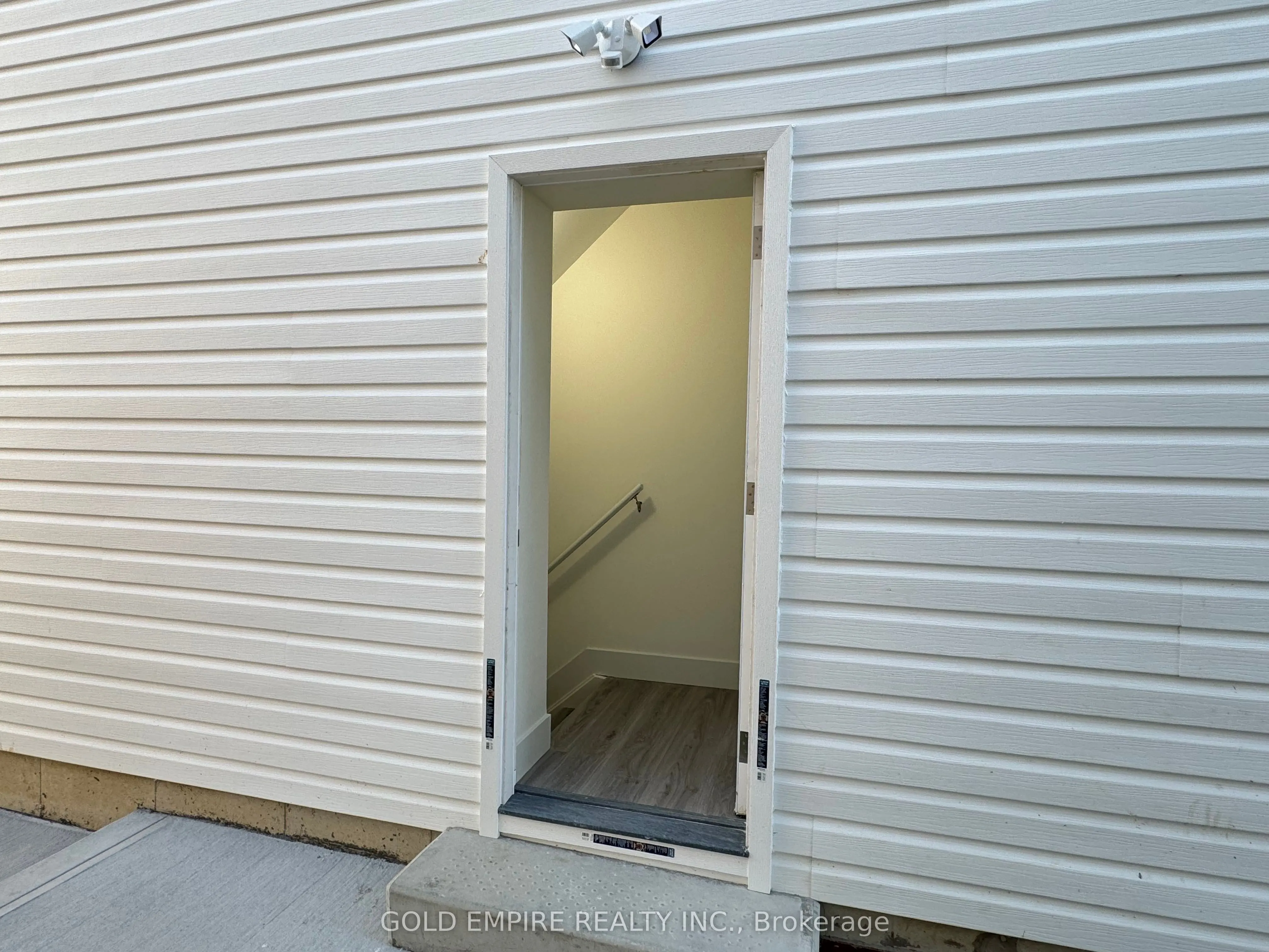 1588 Capri Crescent, #LOWER
