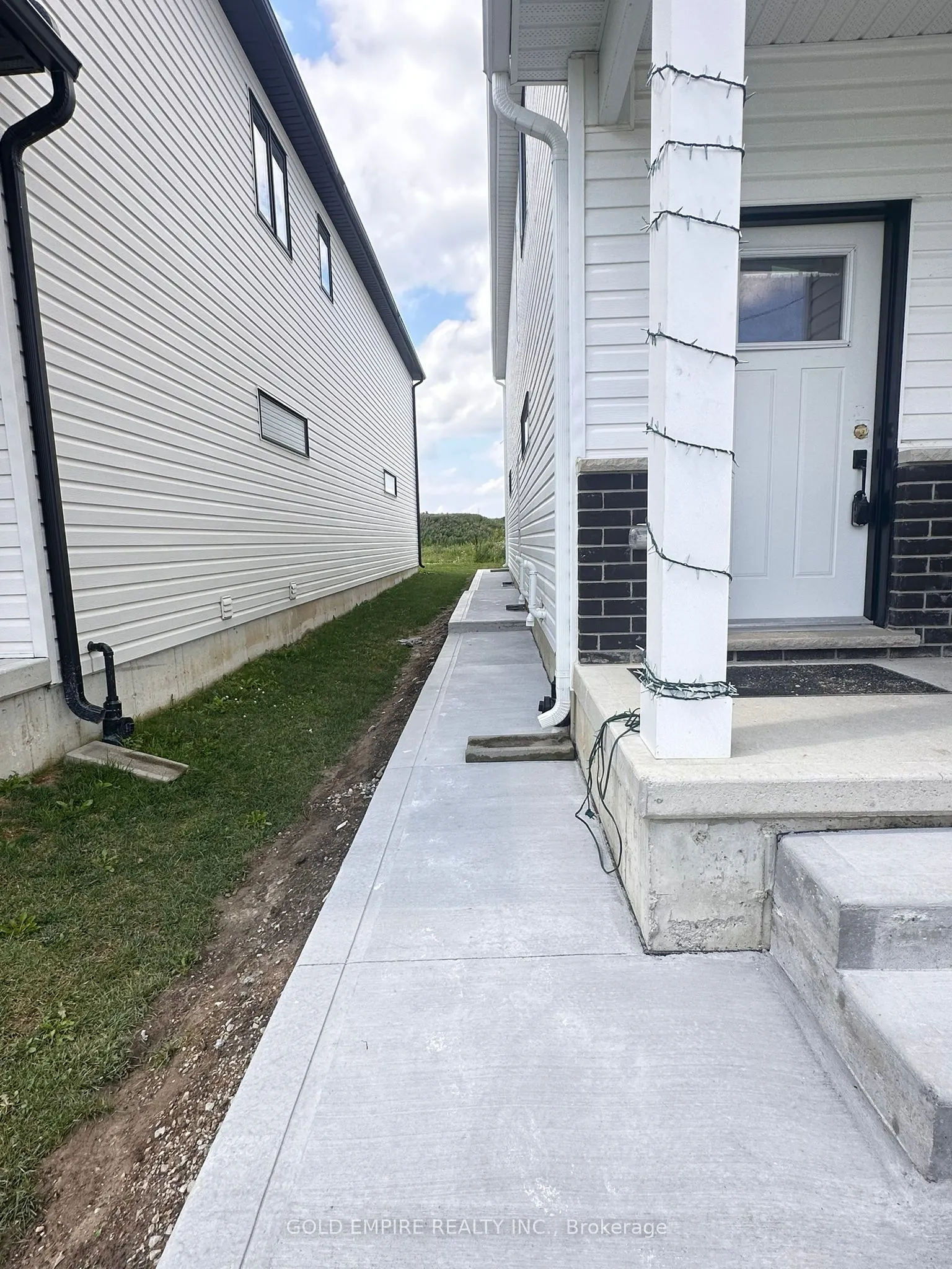 1588 Capri Crescent, #LOWER