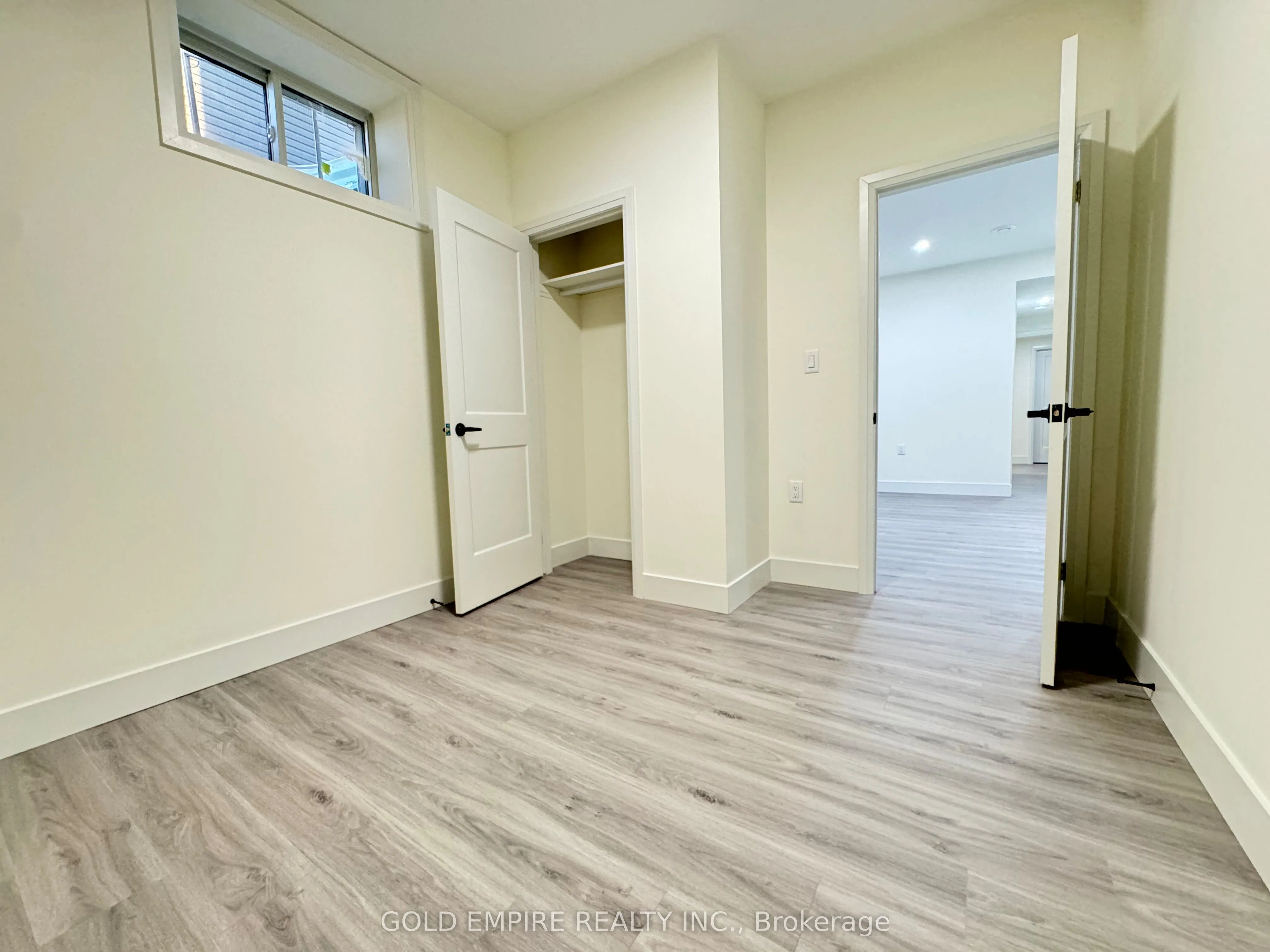 1588 Capri Crescent, #LOWER