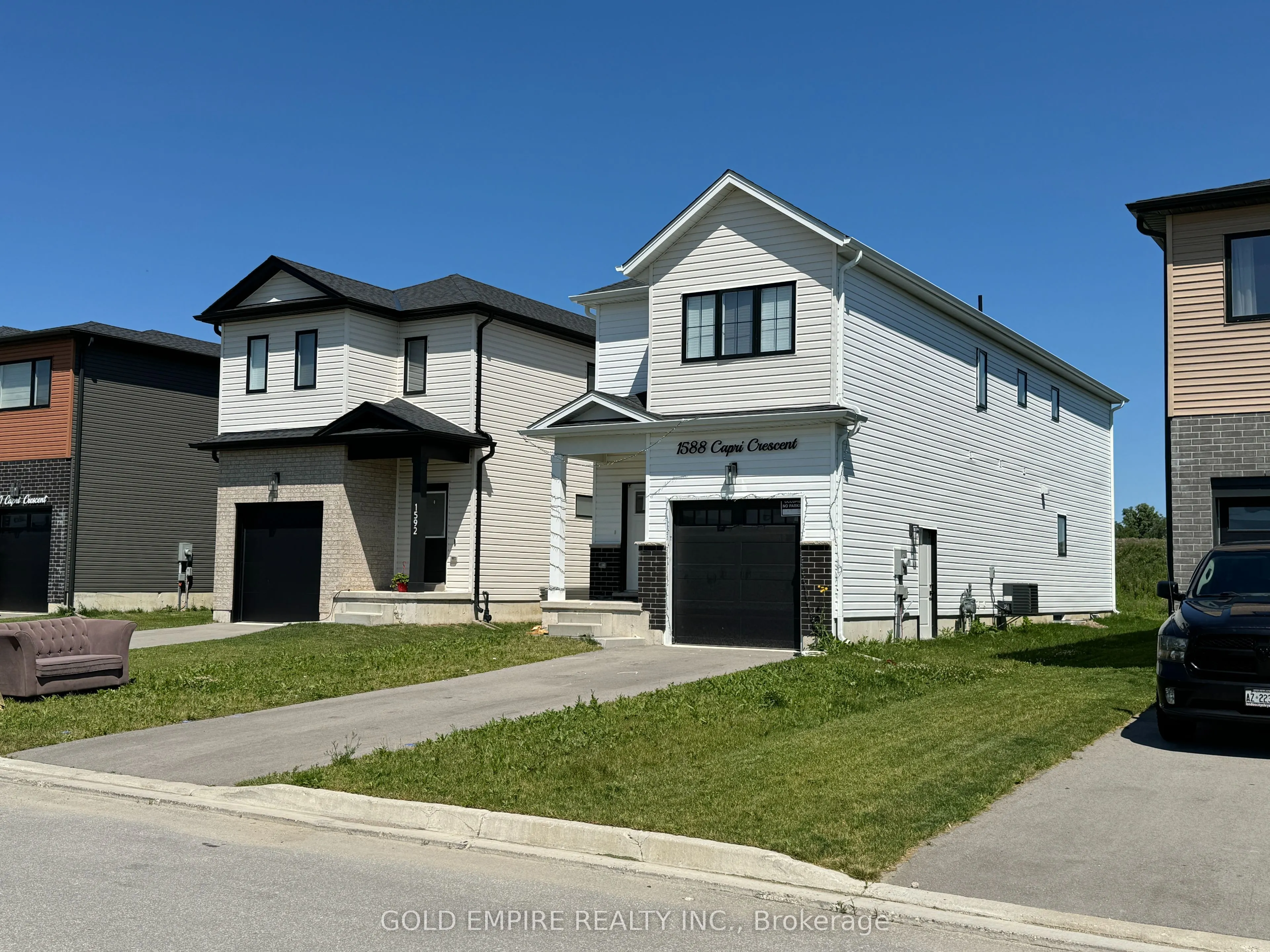 1588 Capri Crescent, #LOWER