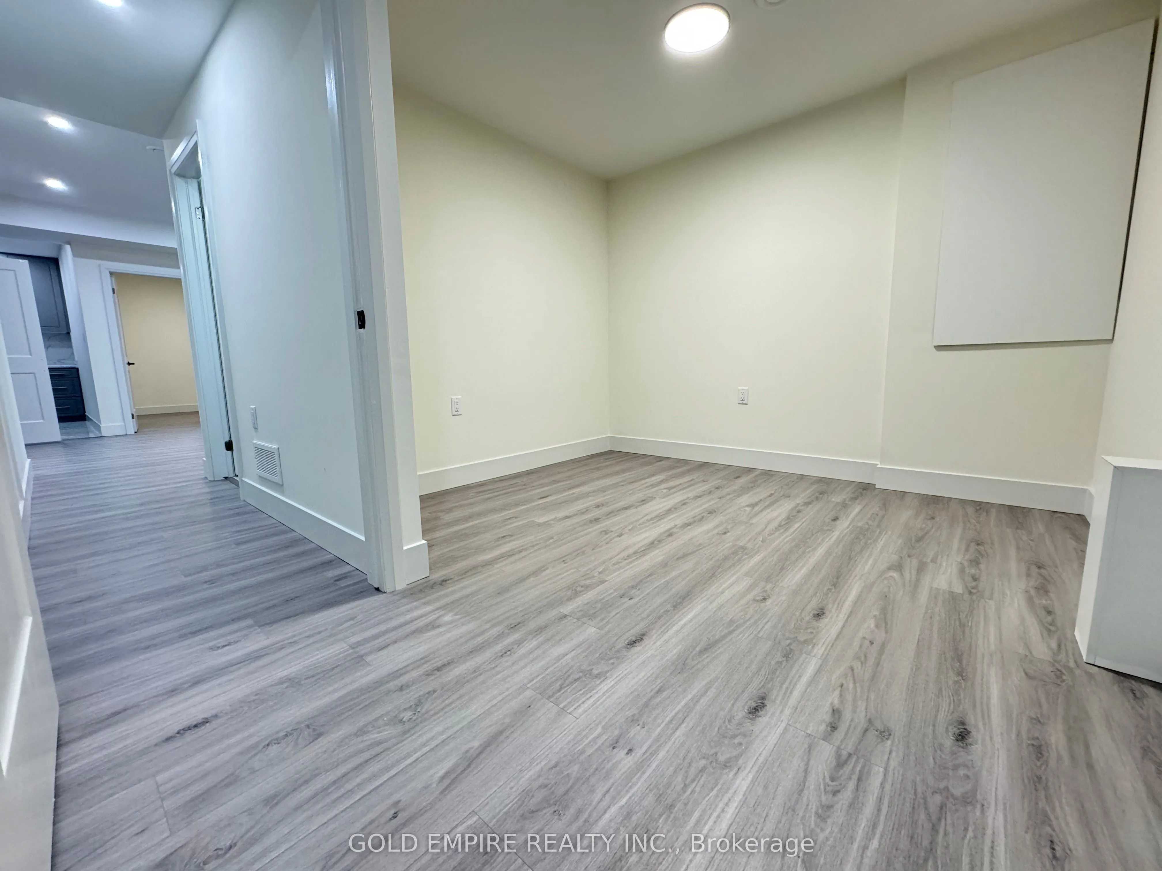 1588 Capri Crescent, #LOWER