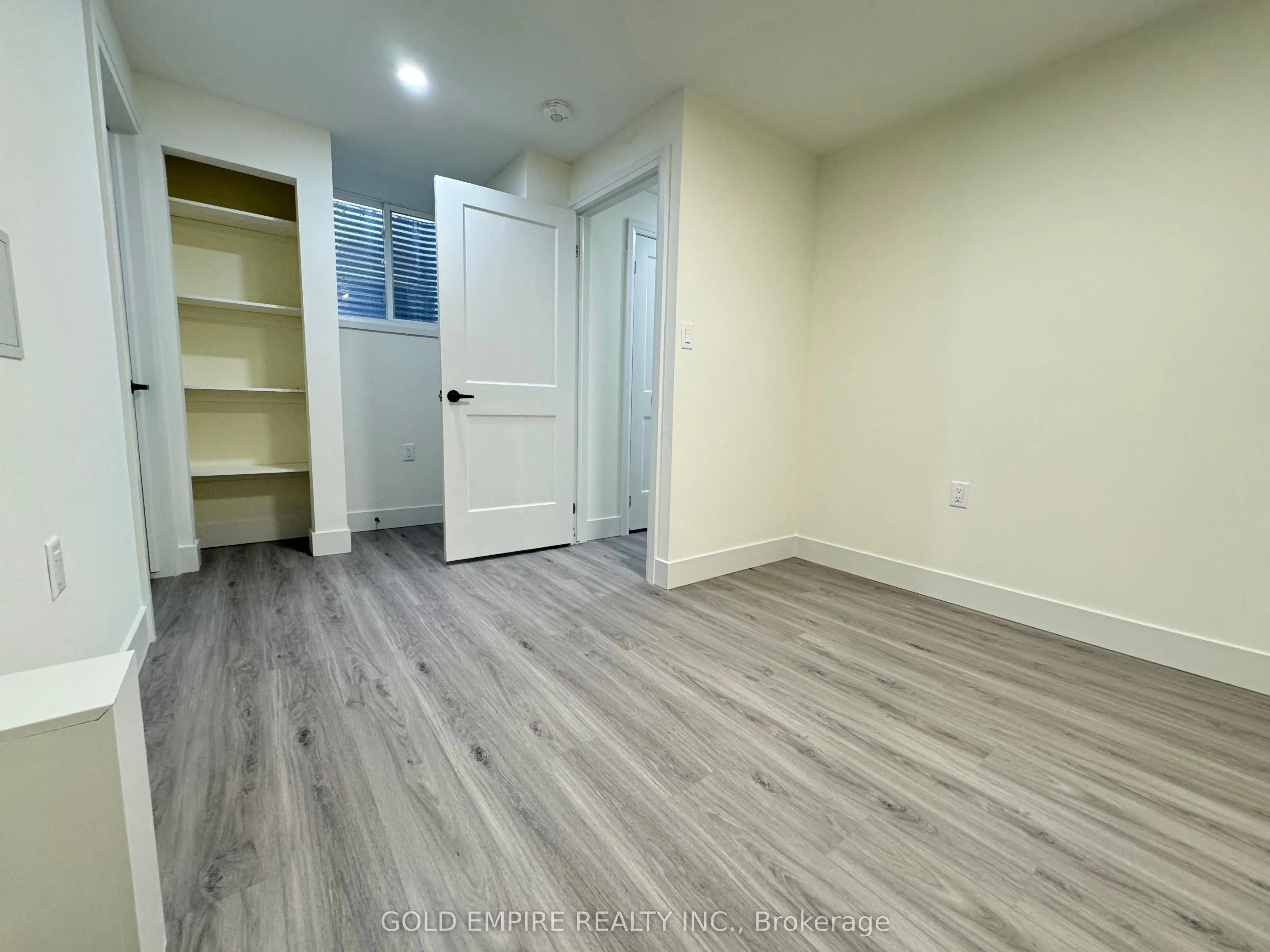 1588 Capri Crescent, #LOWER