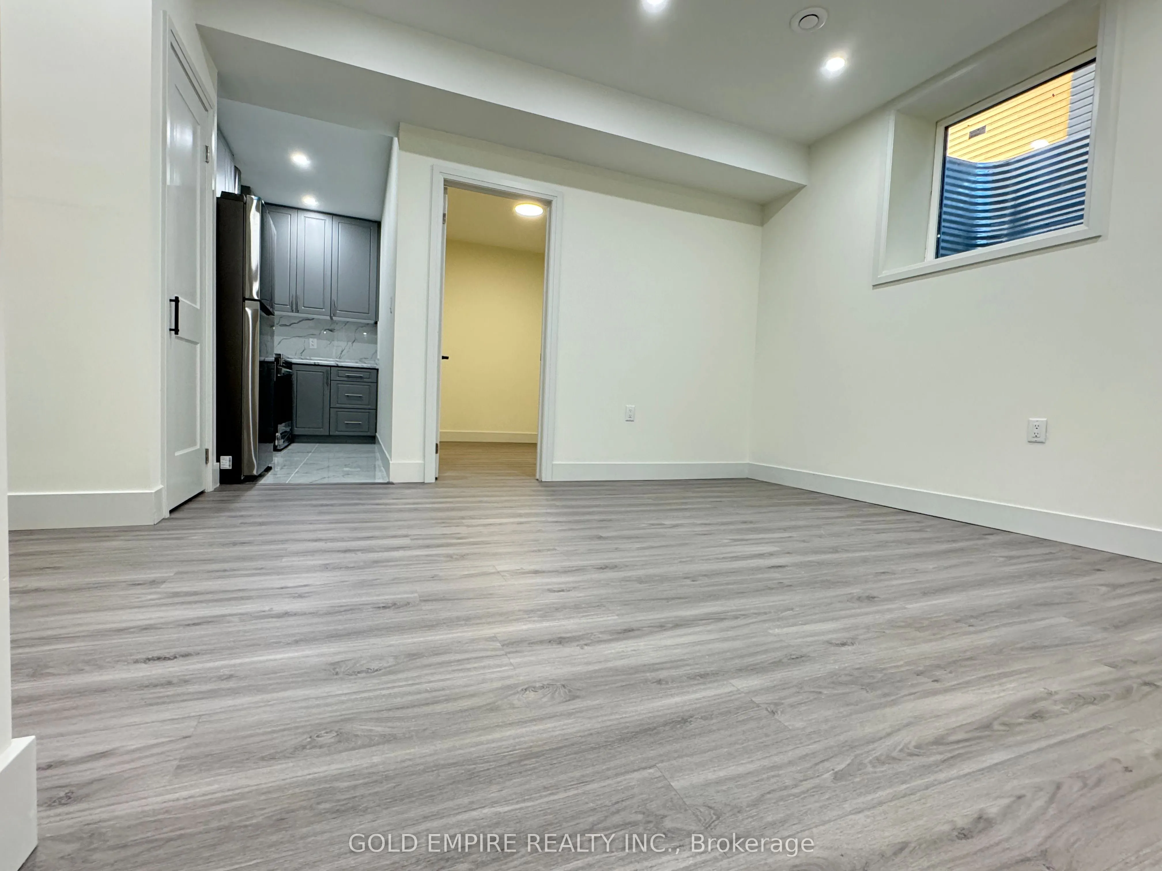 1588 Capri Crescent, #LOWER
