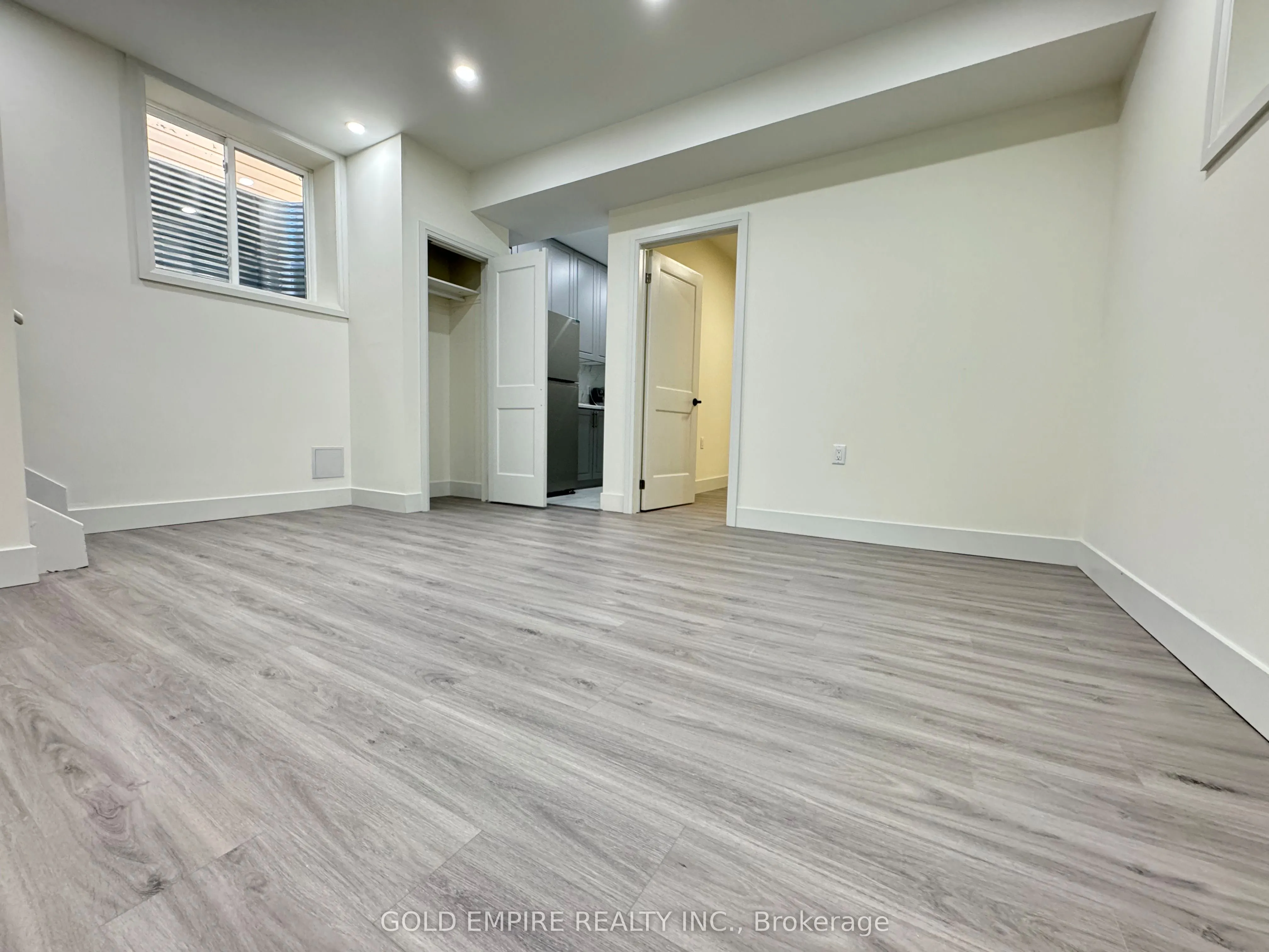 1588 Capri Crescent, #LOWER