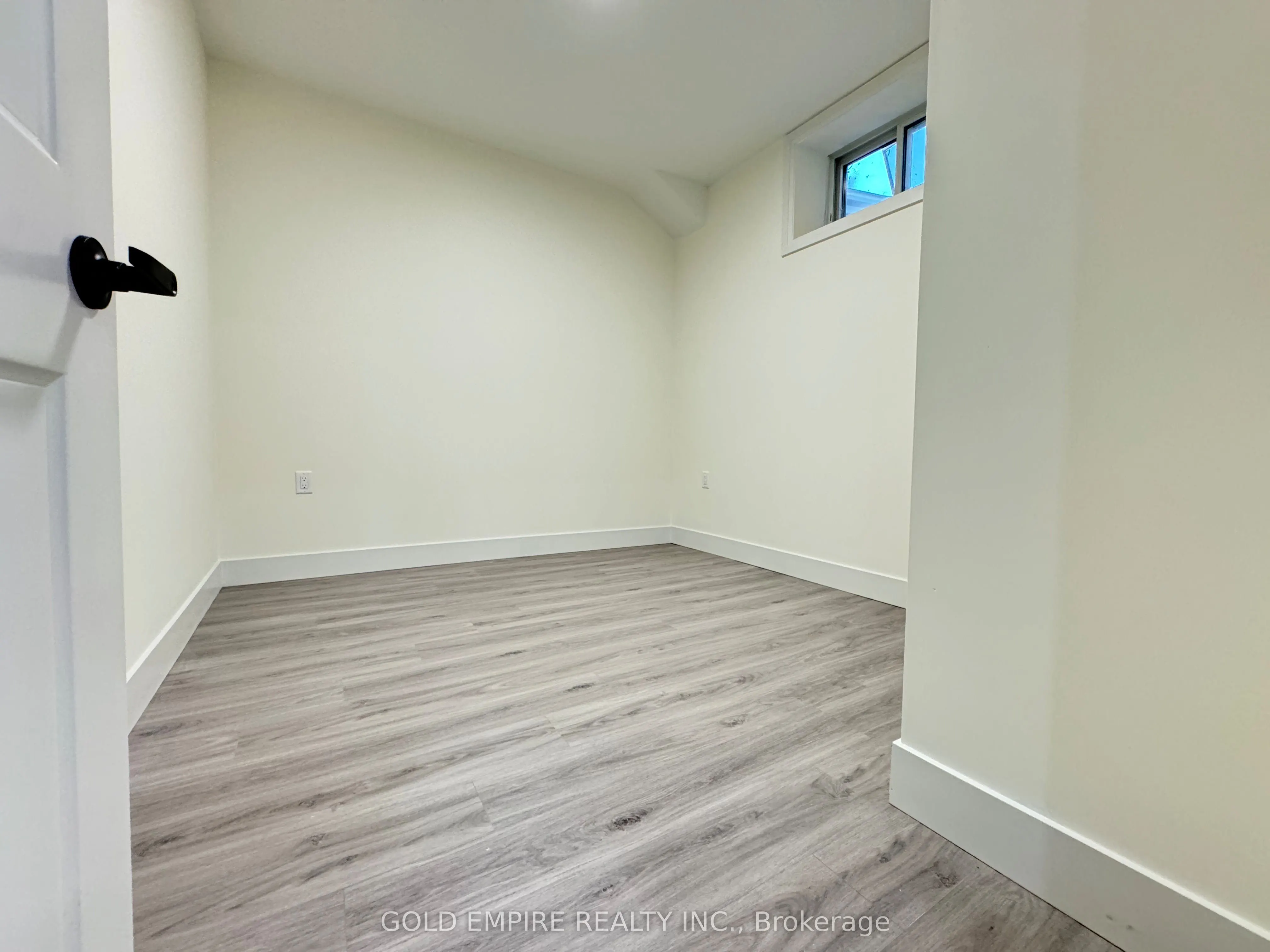 1588 Capri Crescent, #LOWER
