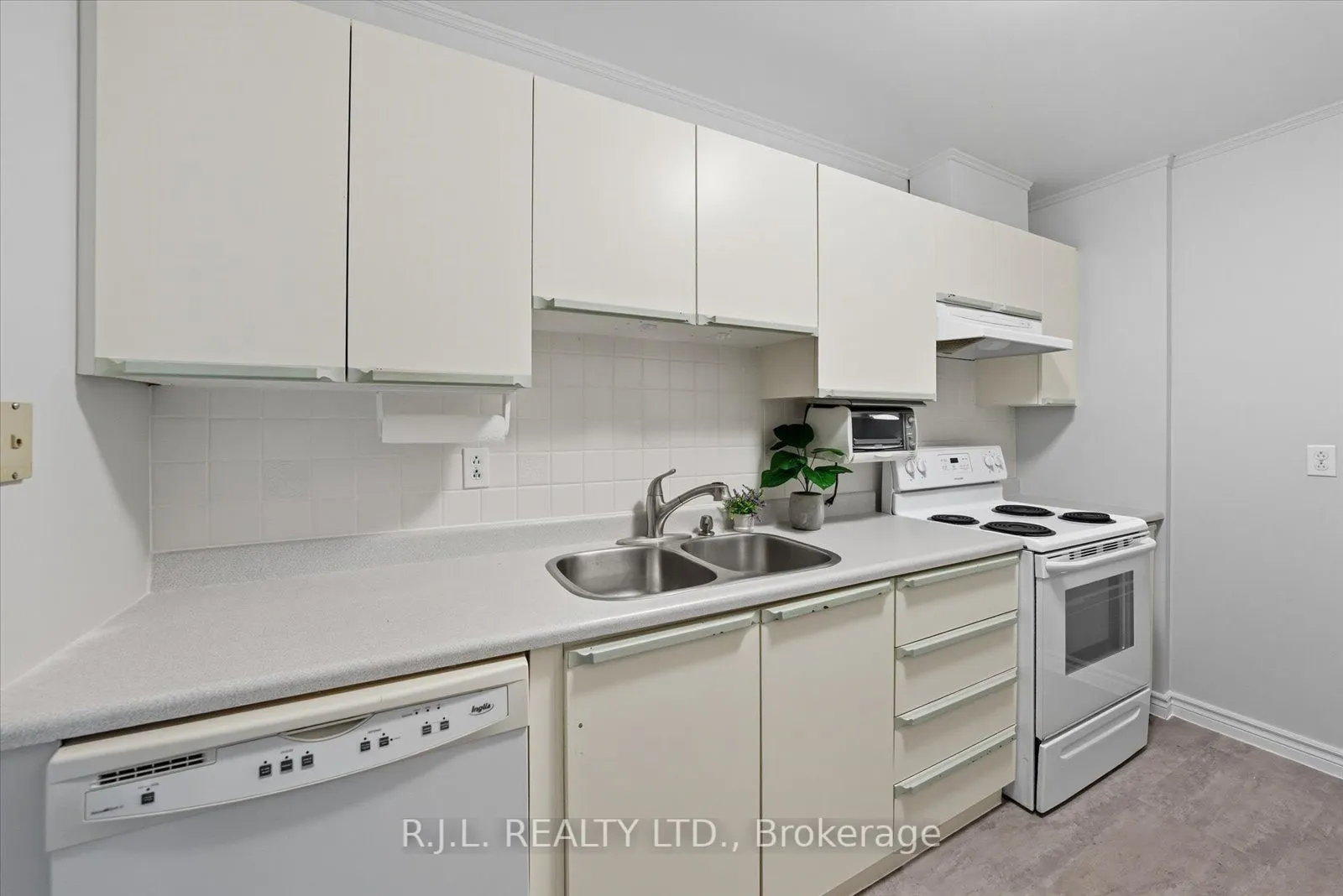 475 Parkhill Road W, #101