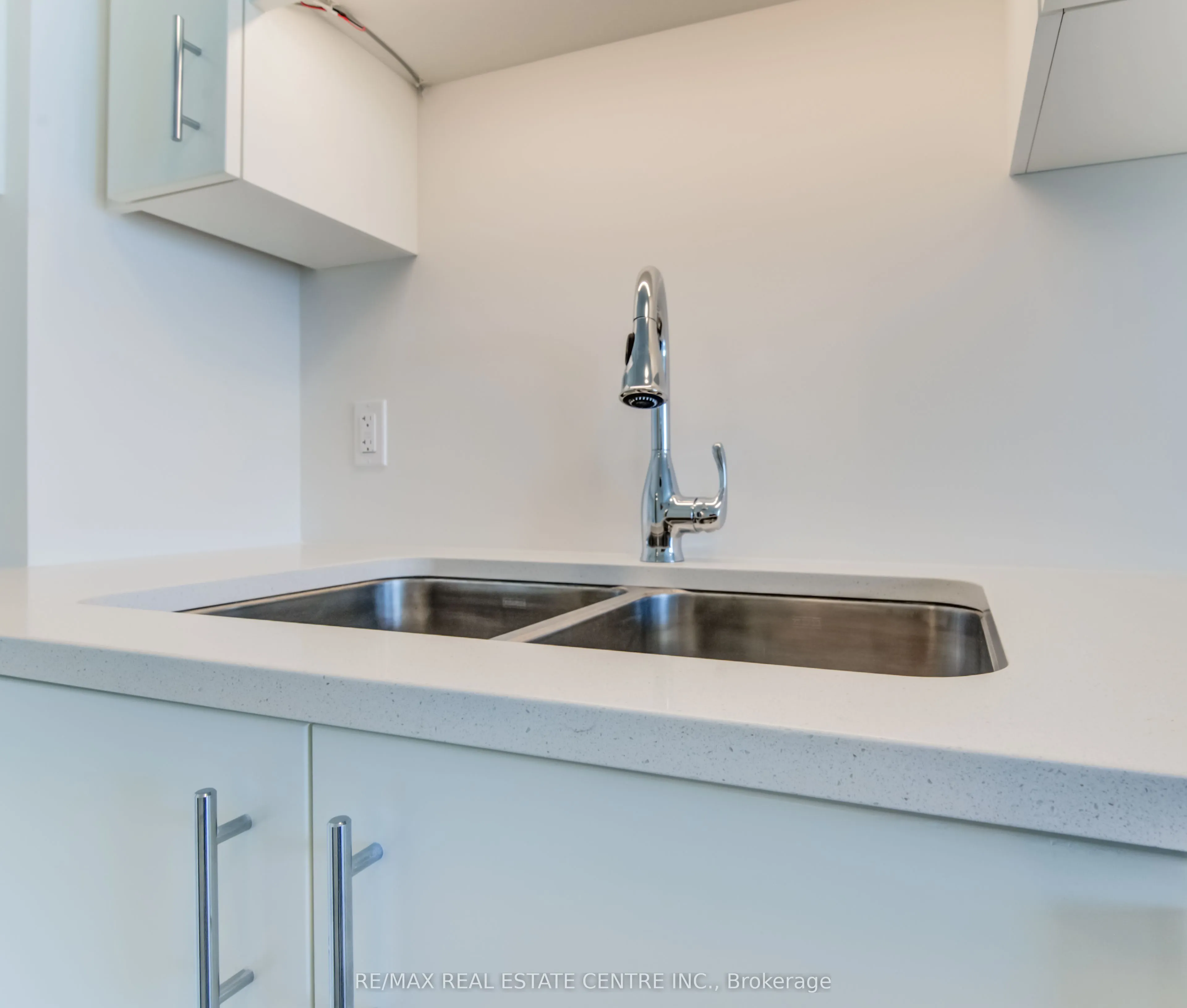 93 Arthur Street S, #1003