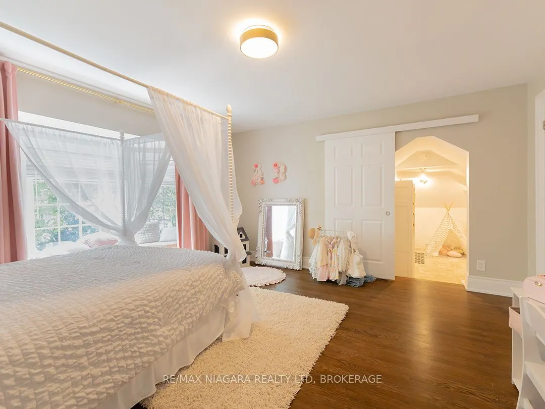 10187 Lakeshore Road W
