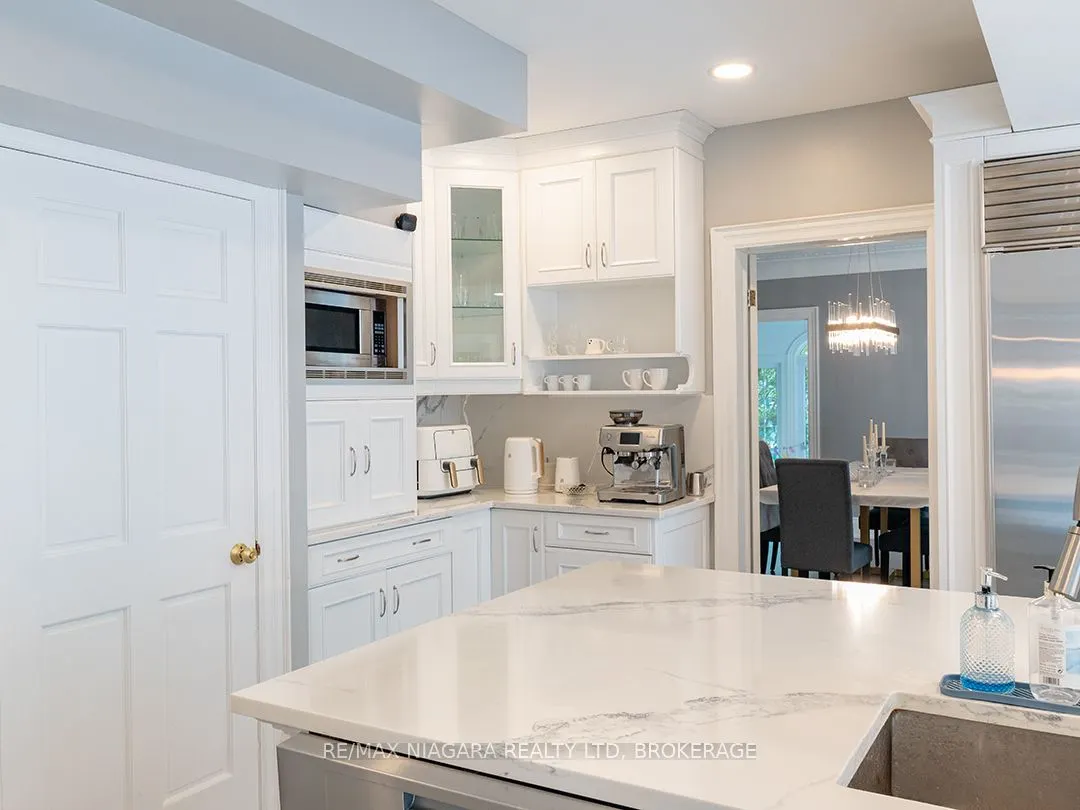 10187 Lakeshore Road W