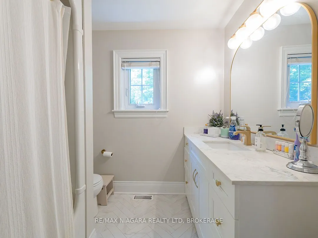 10187 Lakeshore Road W