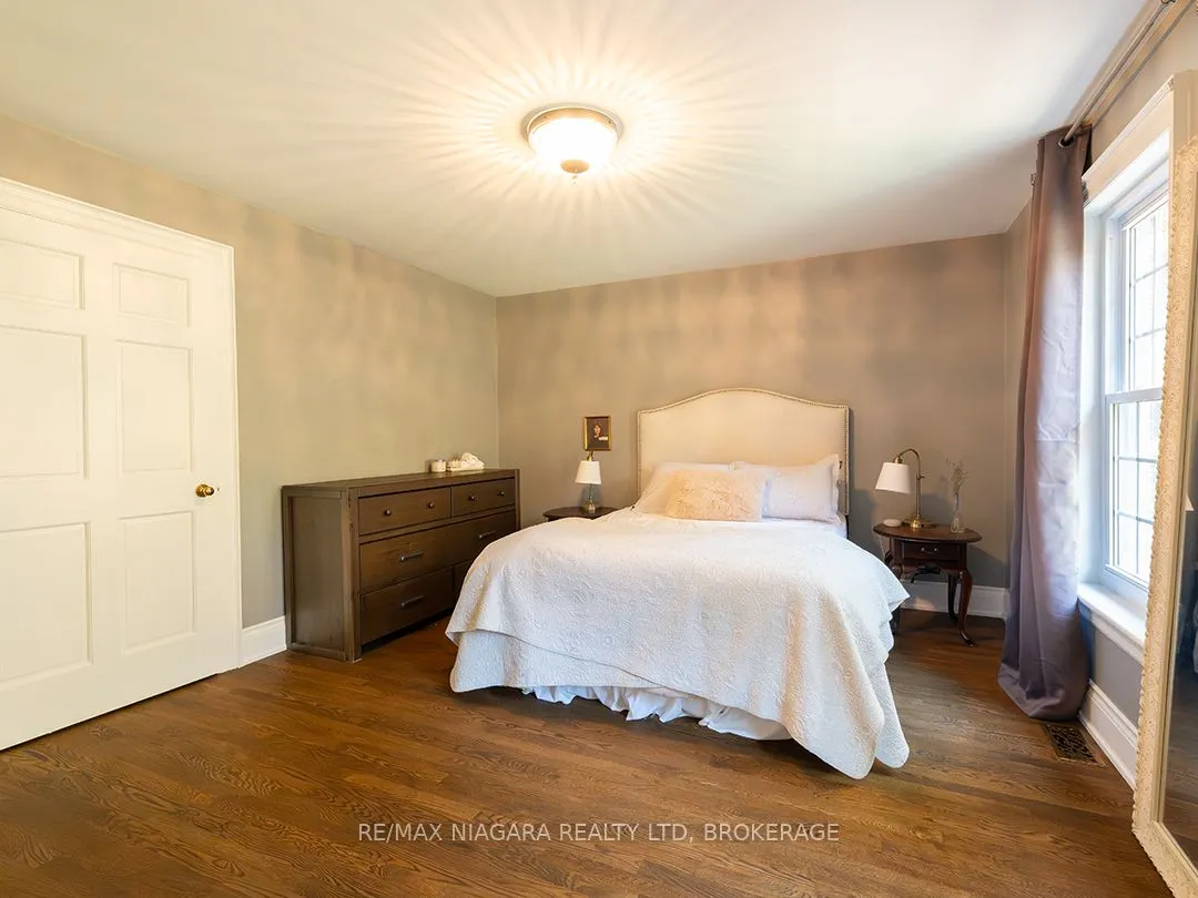 10187 Lakeshore Road W