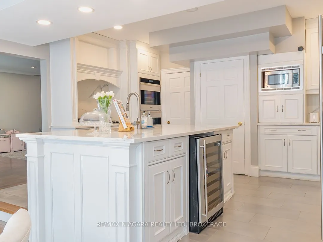 10187 Lakeshore Road W