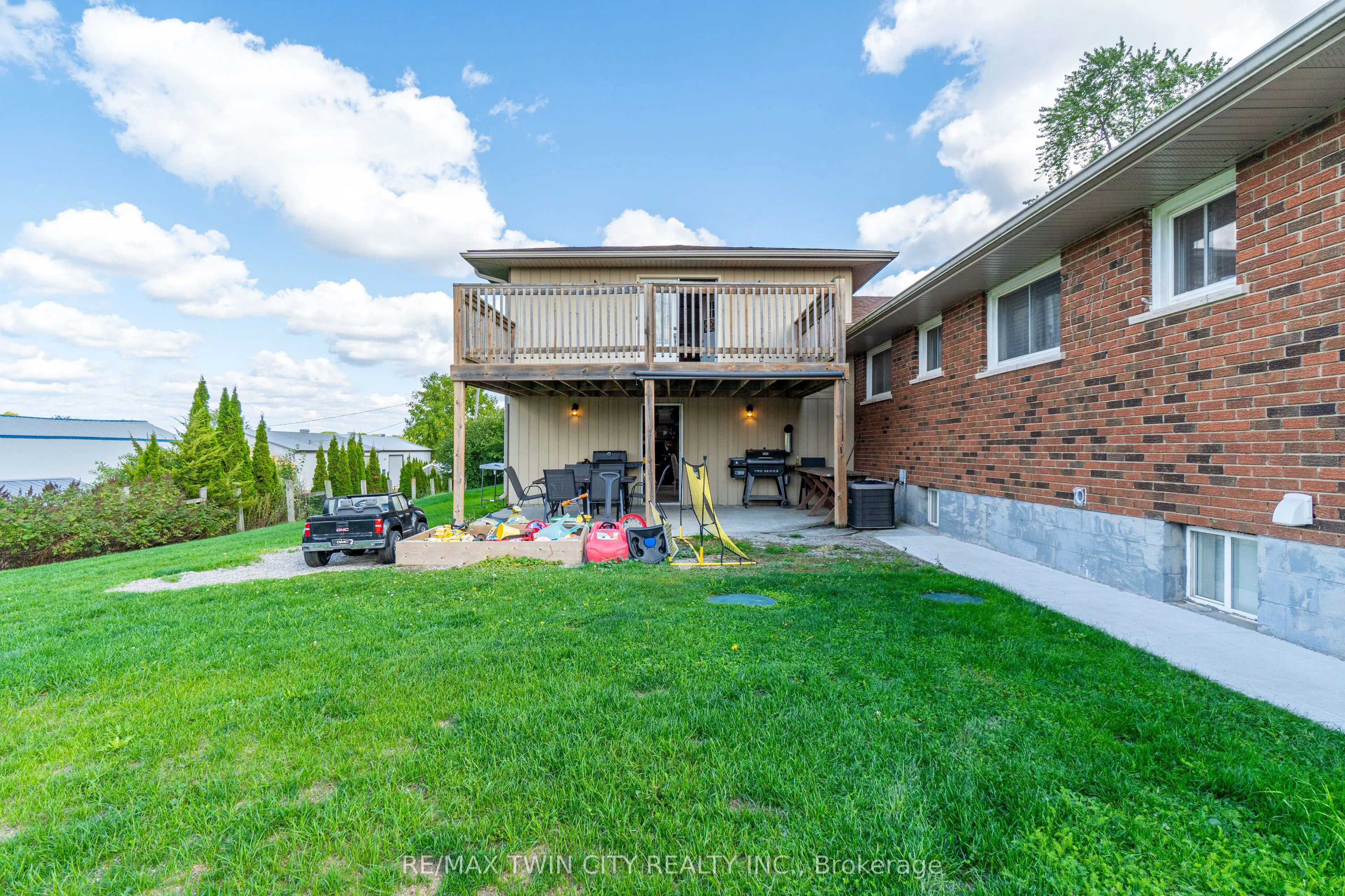 591 Governors Road E