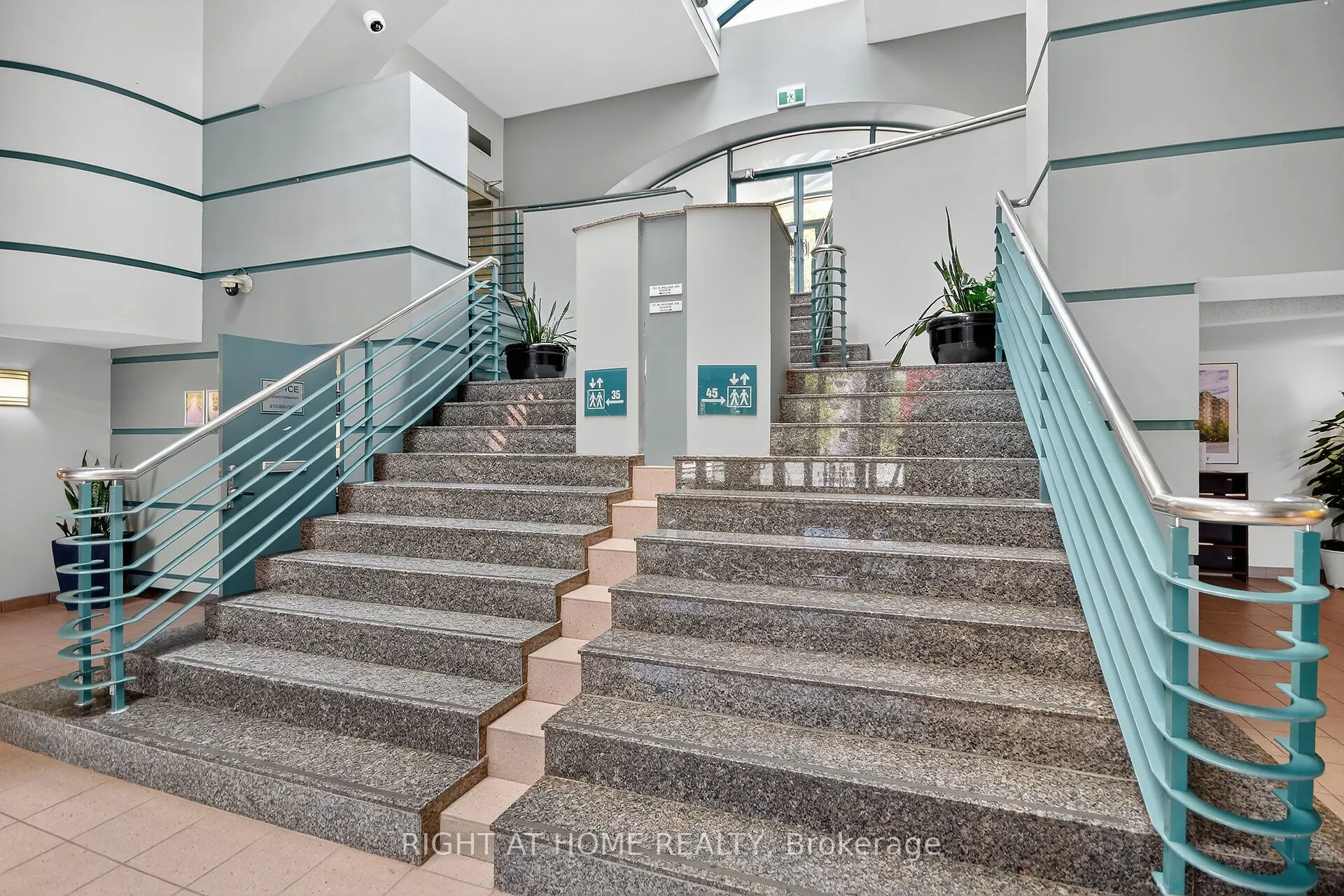 35 Holland Avenue, #811