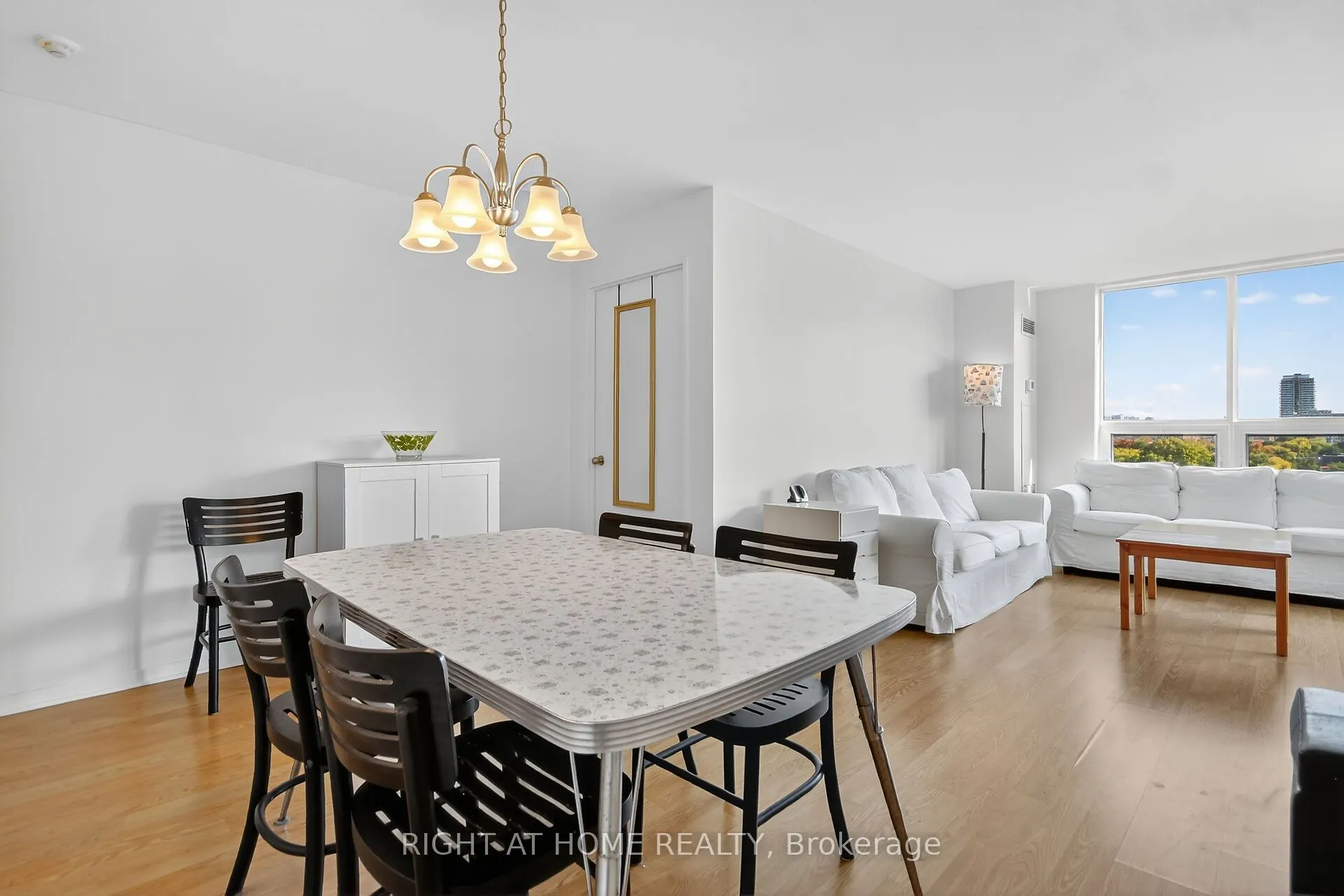 35 Holland Avenue, #811