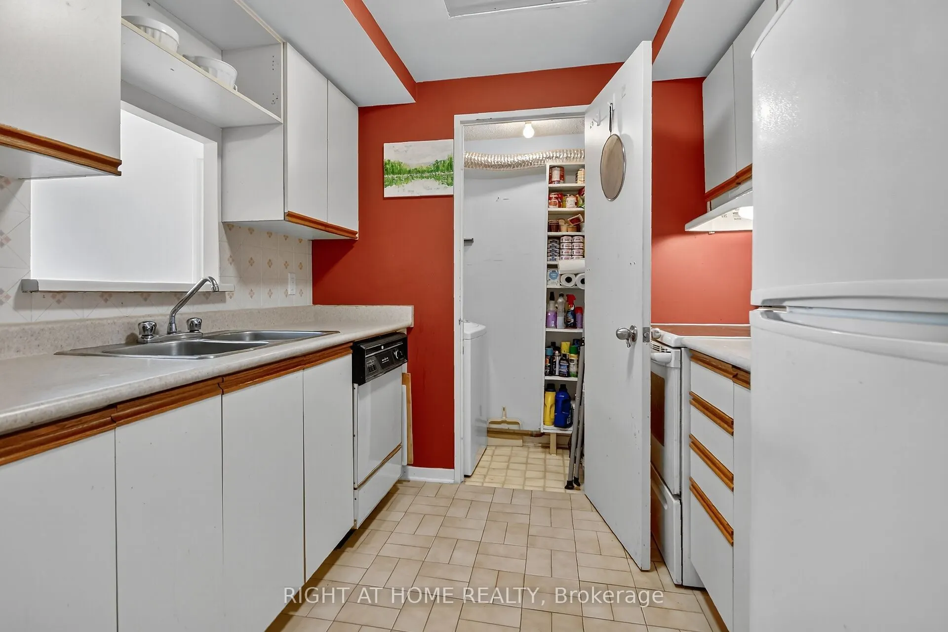 35 Holland Avenue, #811