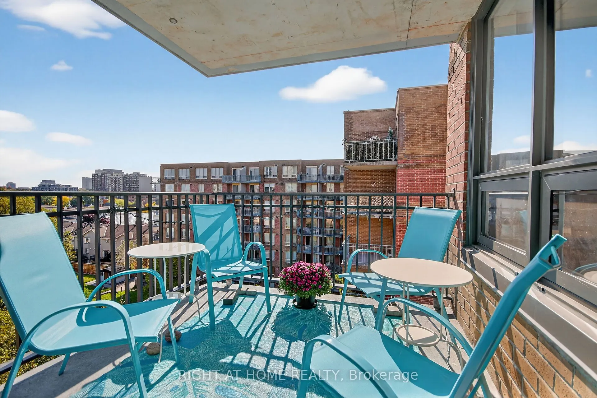35 Holland Avenue, #811