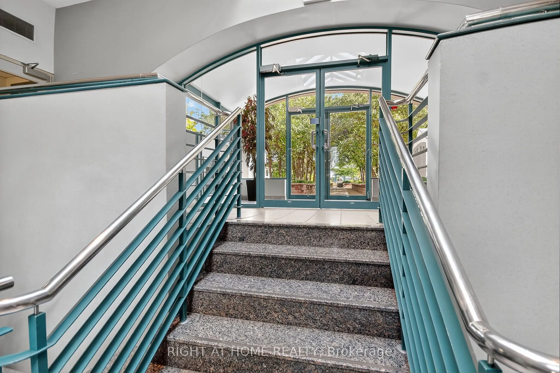 35 Holland Avenue, #811