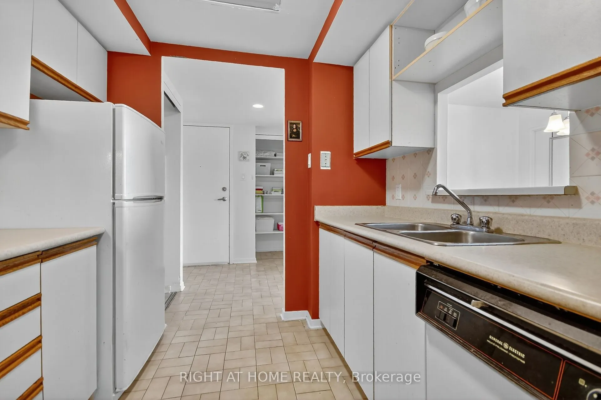 35 Holland Avenue, #811