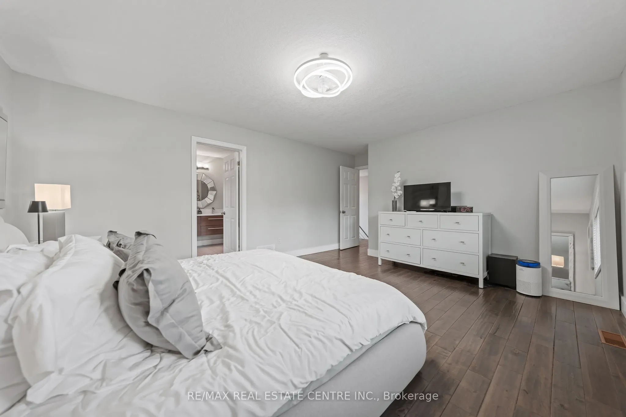 715 BURNETT Avenue