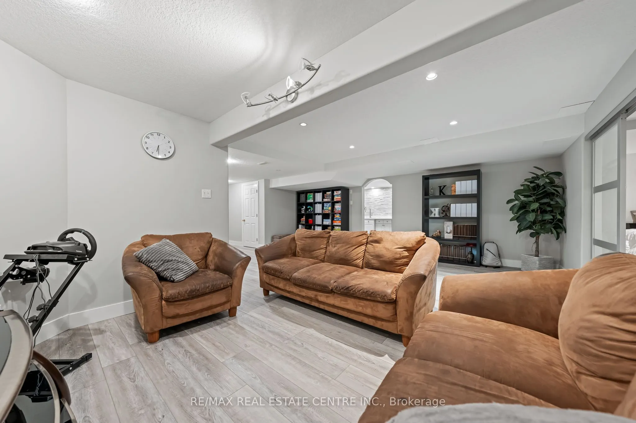 715 BURNETT Avenue
