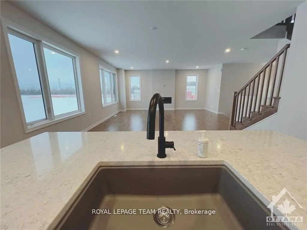 722 VENNECY Terrace