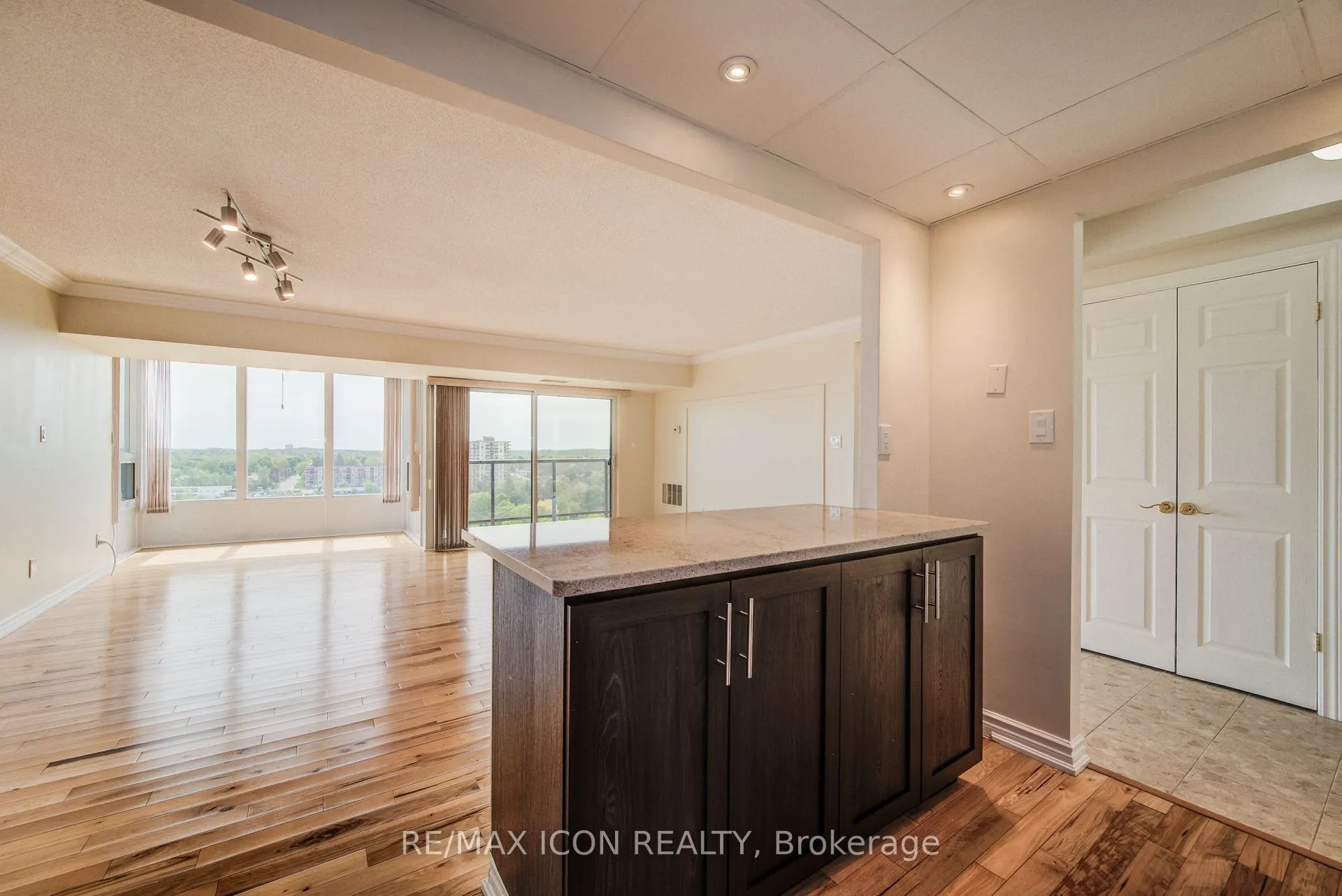 237 King Street W, #901