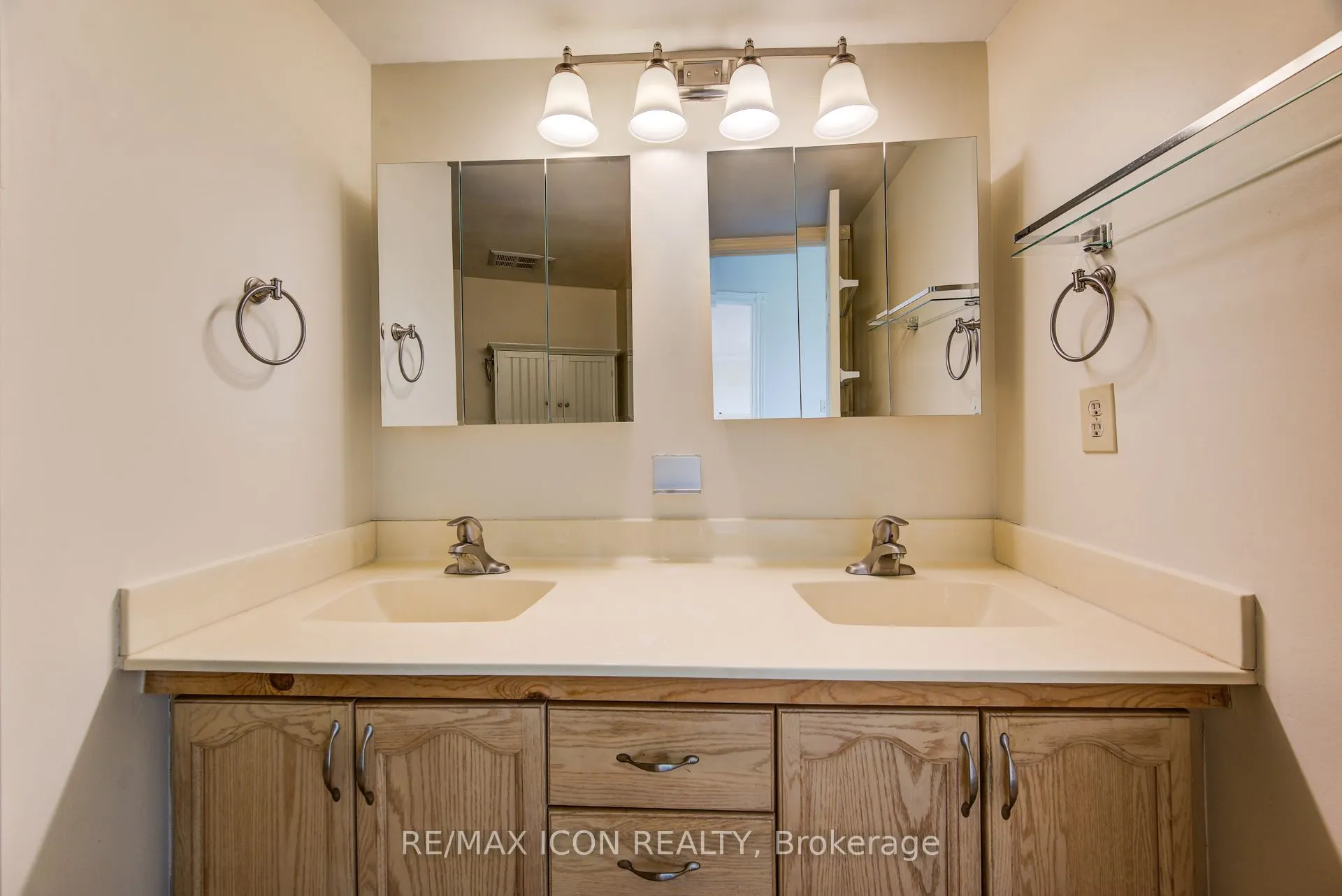 237 King Street W, #901
