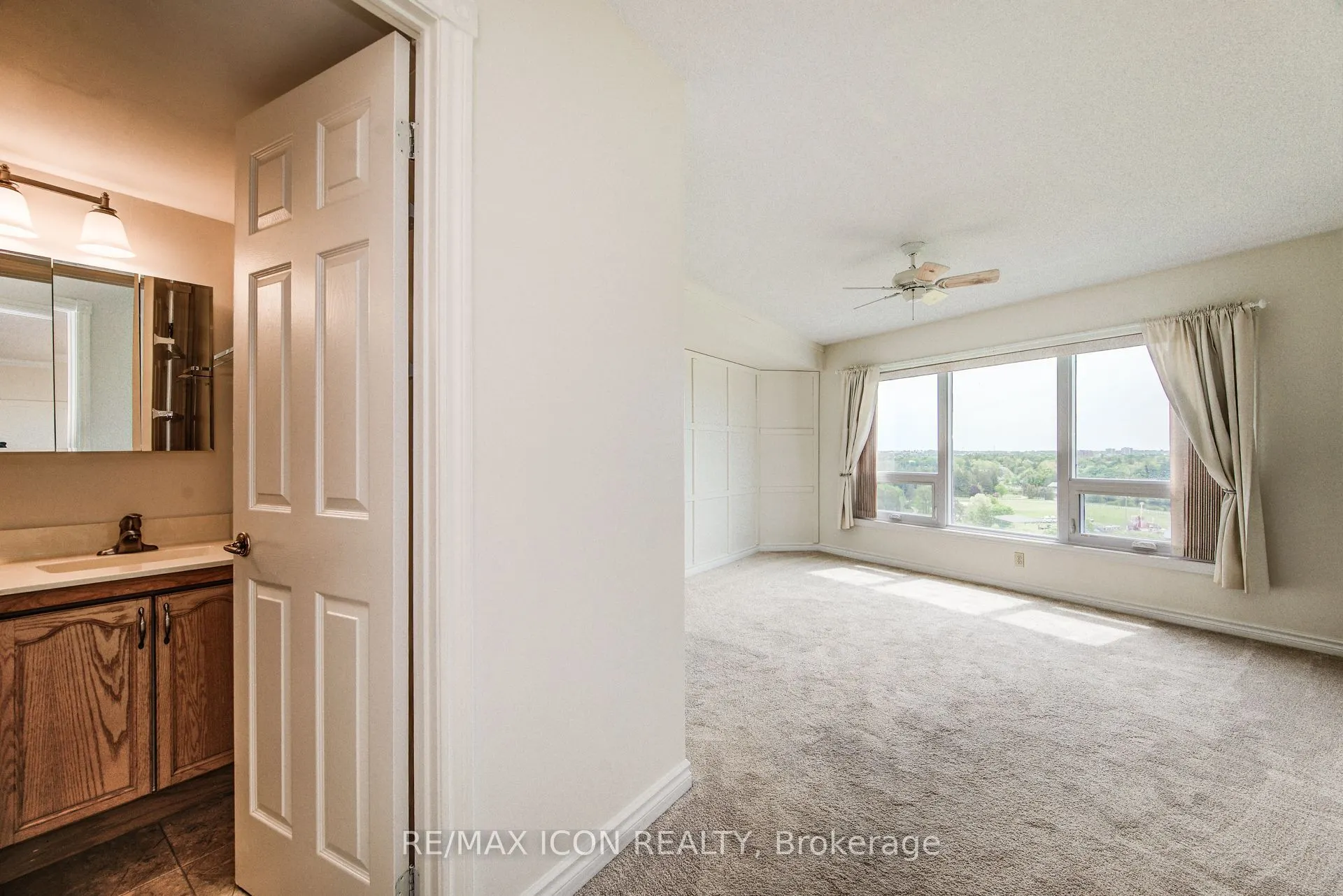 237 King Street W, #901
