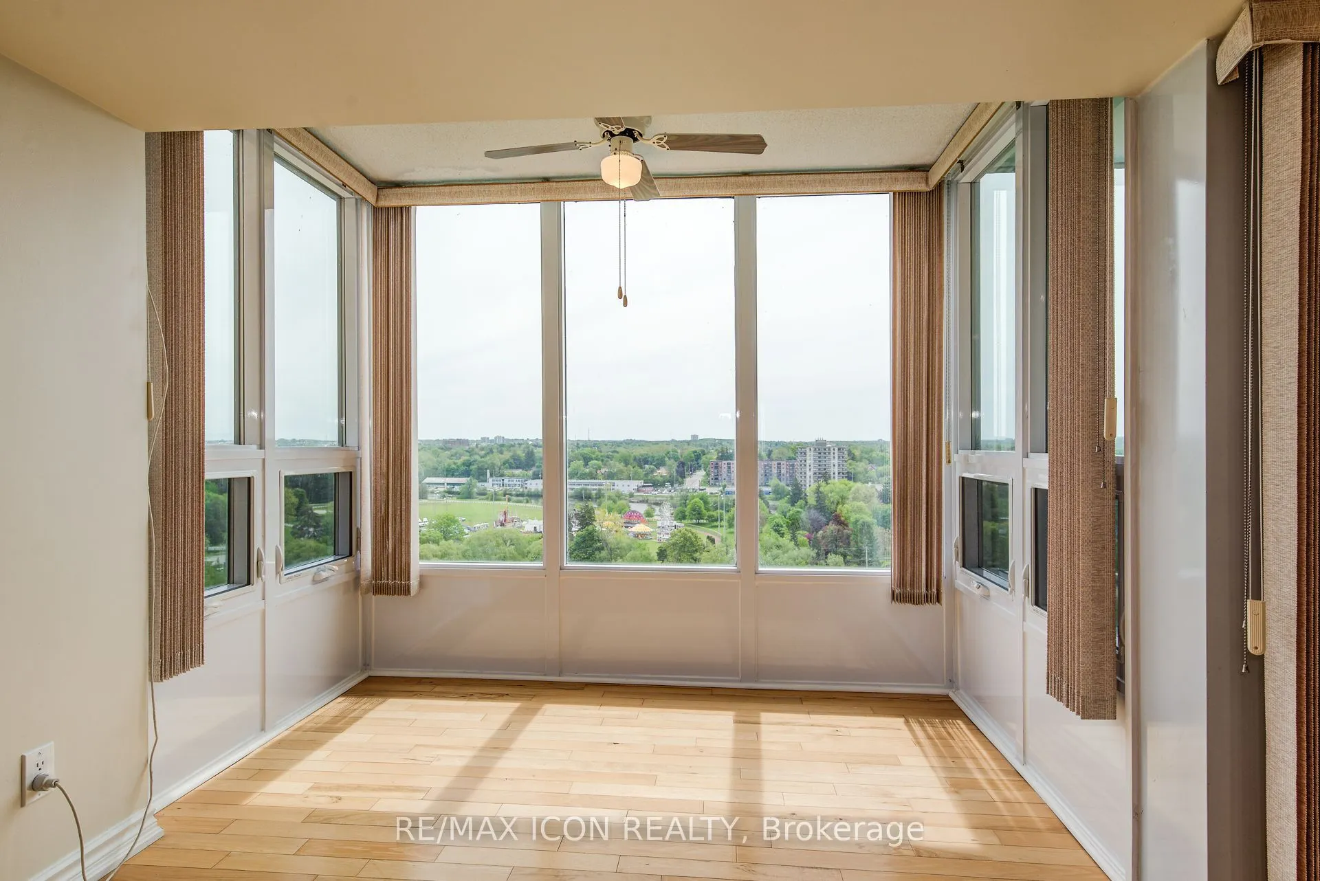 237 King Street W, #901