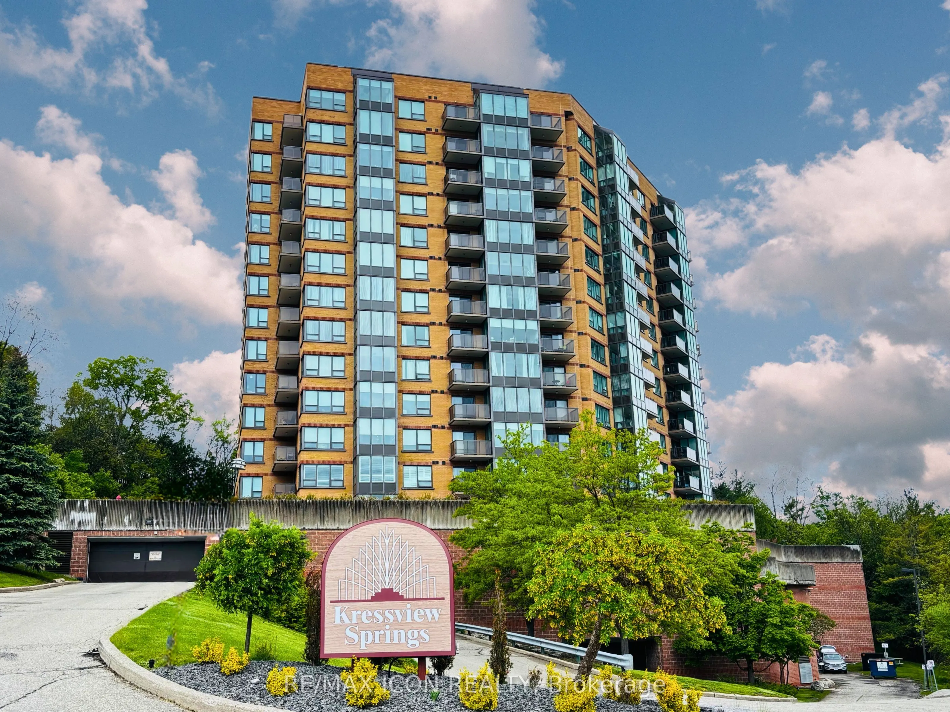 237 King Street W, #901