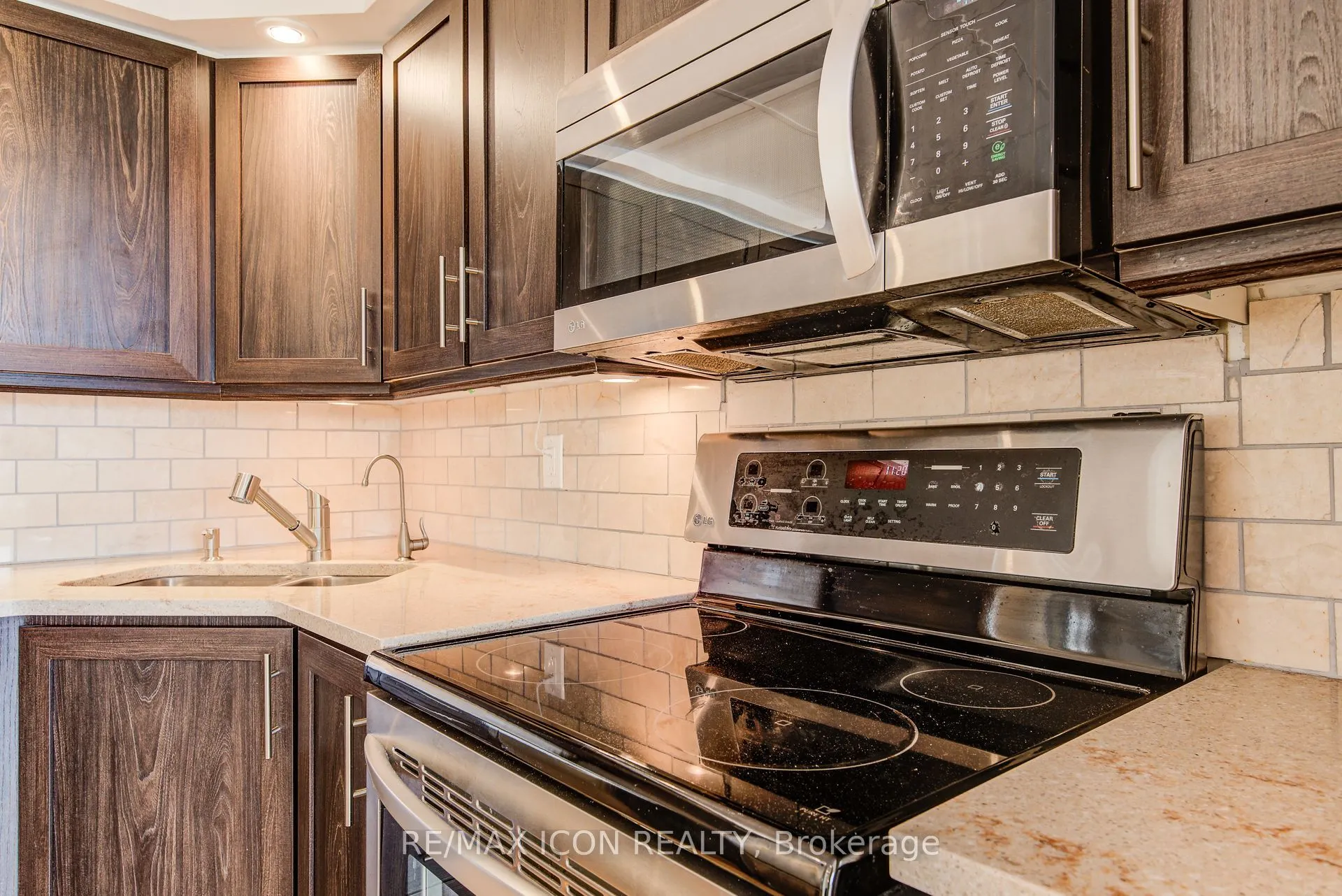 237 King Street W, #901