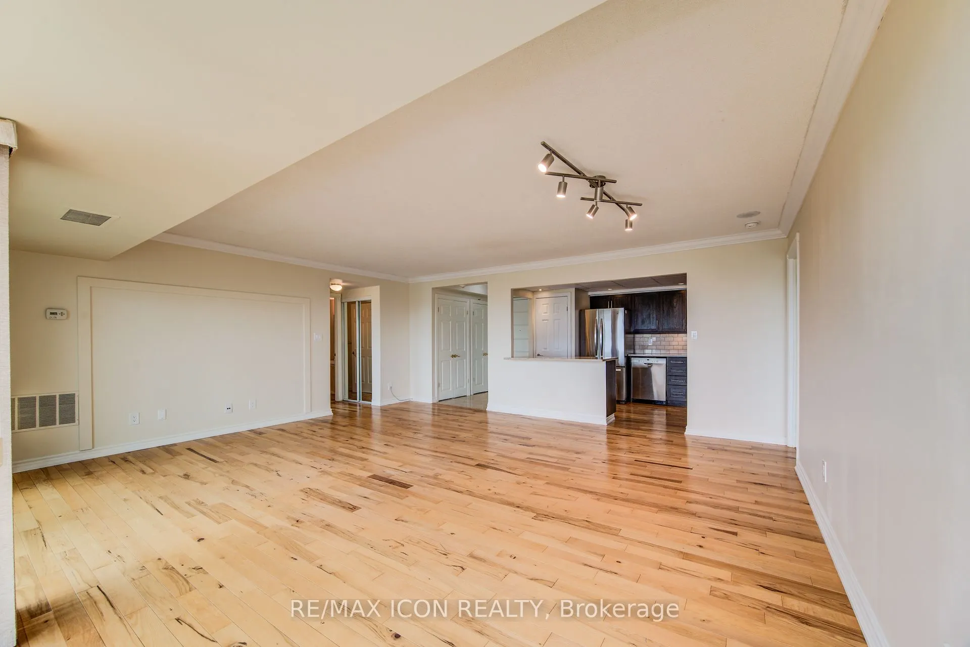 237 King Street W, #901