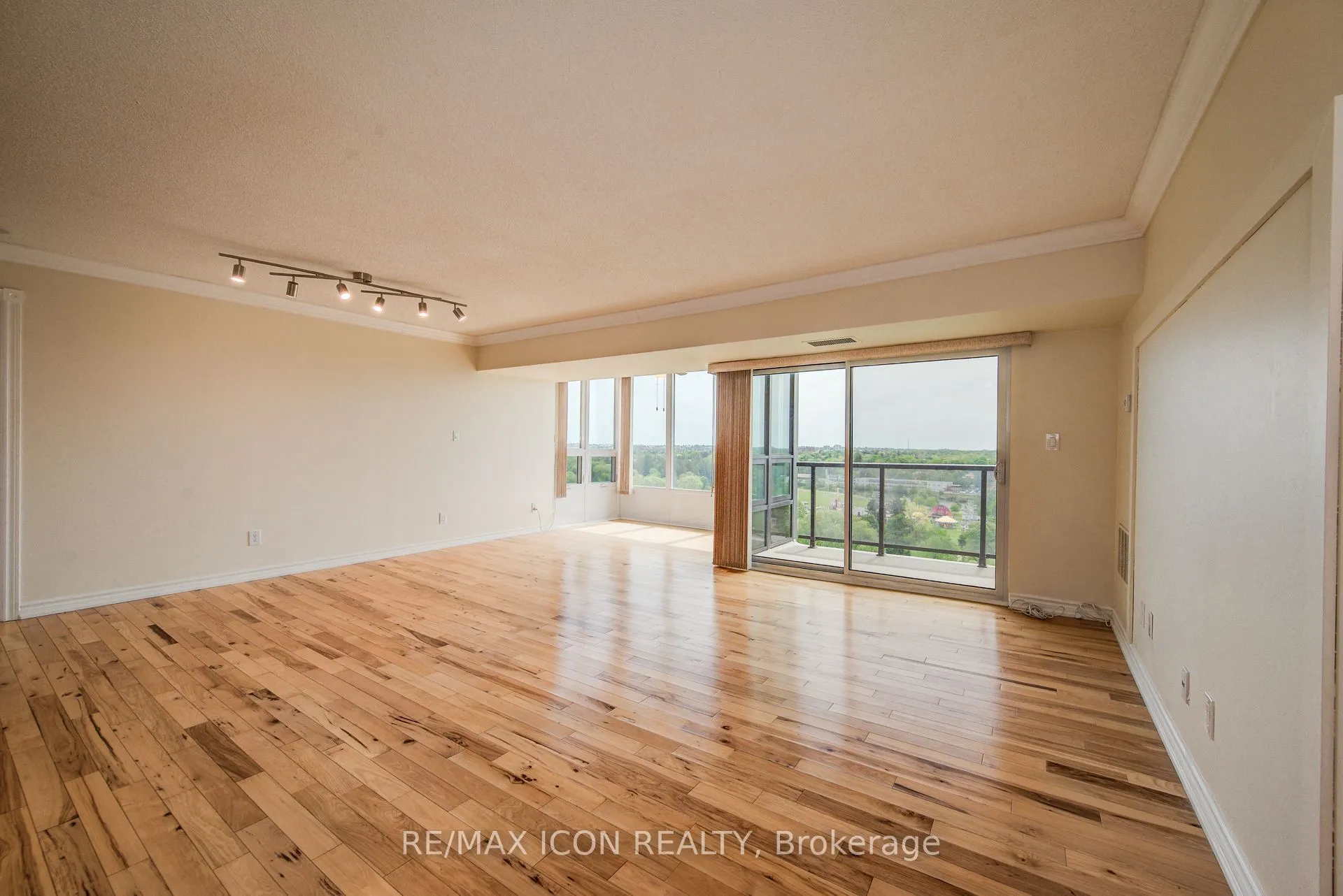 237 King Street W, #901
