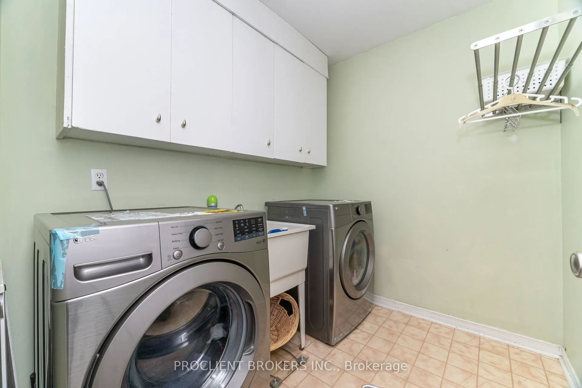 4 BRIARSDALE Crescent