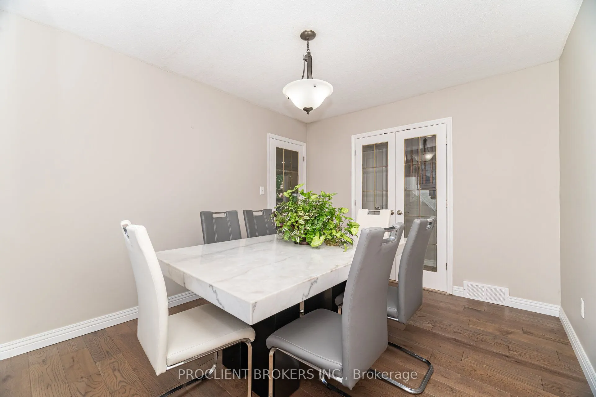 4 BRIARSDALE Crescent