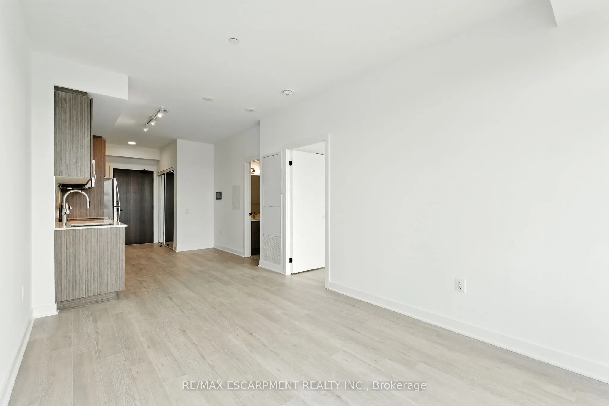 2782 Barton Street E, #1605